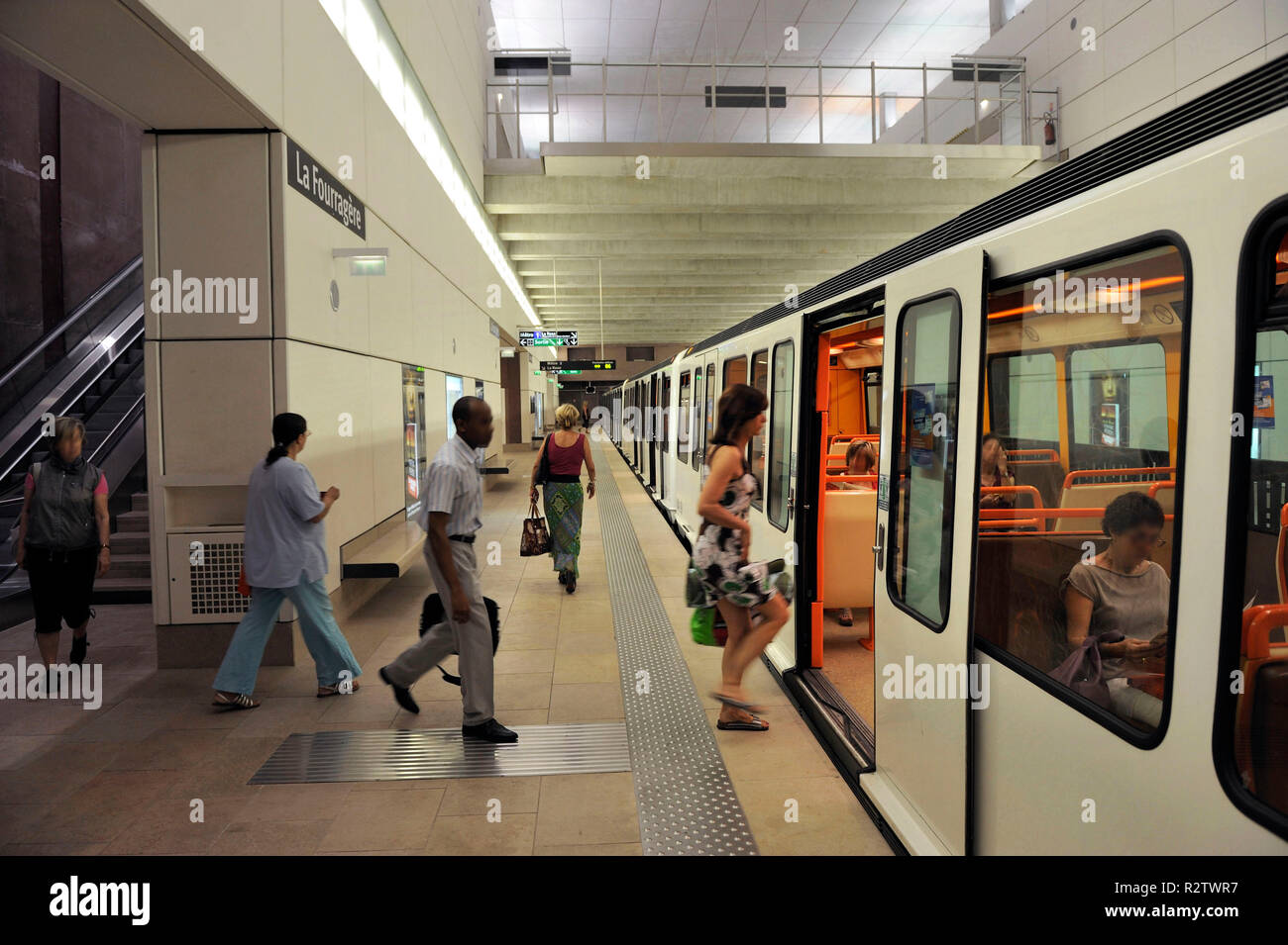 Marseille (sud-est de la France), 2014/07/14 : La Fourragere Subway train aux côtés de la plate-forme. Passagers monter dans le train. Banque D'Images