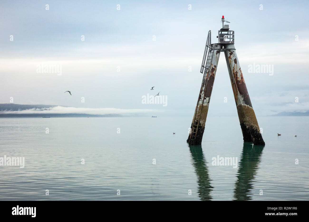Une vue d'une structure légère de navigation à Homer Spit Fin, péninsule de Kenai, Alaska Banque D'Images