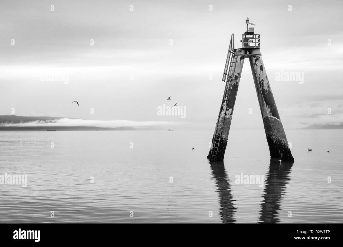 Une vue d'une structure légère de navigation à Homer Spit Fin, péninsule de Kenai, Alaska Banque D'Images