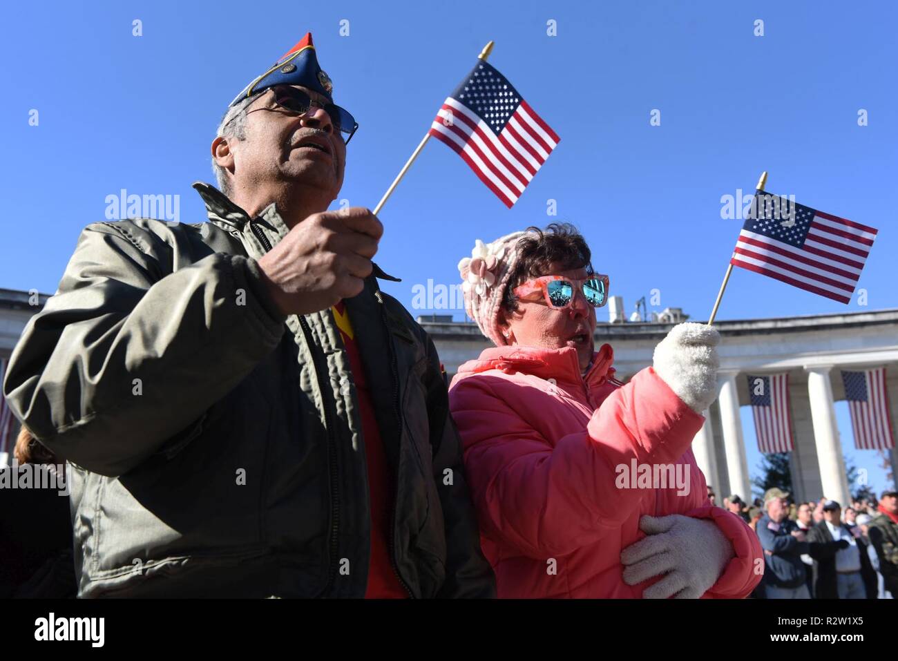 Manuel Lopez (à gauche) et Dulcie Baker, les deux de Bay City, Michigan, prendre part à la célébration de la Journée nationale des anciens combattants au cimetière national d'Arlington, l'Amphithéâtre de Arlington, Va., le 11 novembre, 2018. Lopez est un vétéran du Corps des Marines des États-Unis et de l'armée américaine. Baker's père était dans l'Armée de l'air ; et son mari, un ancien combattant de l'Armée de l'air, est enterré à Arlington. (DoD Banque D'Images
