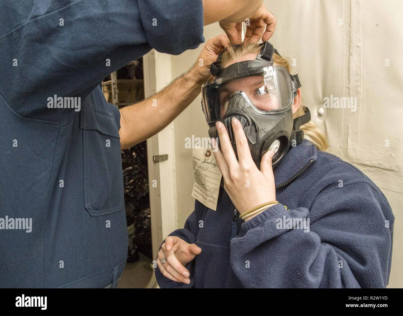 Mer Méditerranée (nov. 6, 2018) 3ème classe Technicien en électronique est équipé de Tabitha Hazlett un masque à gaz lors de la simulation d'armes chimiques, biologiques, radiologiques et d'exercer à bord du San Antonio-classe de transport amphibie USS dock Anchorage (LPD 23) dans la mer Méditerranée, le 4 novembre 2018. Anchorage et entrepris 13e Marine Expeditionary Unit sont déployés dans le domaine de la sixième flotte américaine de la paix comme une force d'intervention de crise à l'appui de partenaires régionaux ainsi que de promouvoir les intérêts de la sécurité nationale des États-Unis en Europe et en Afrique. Banque D'Images