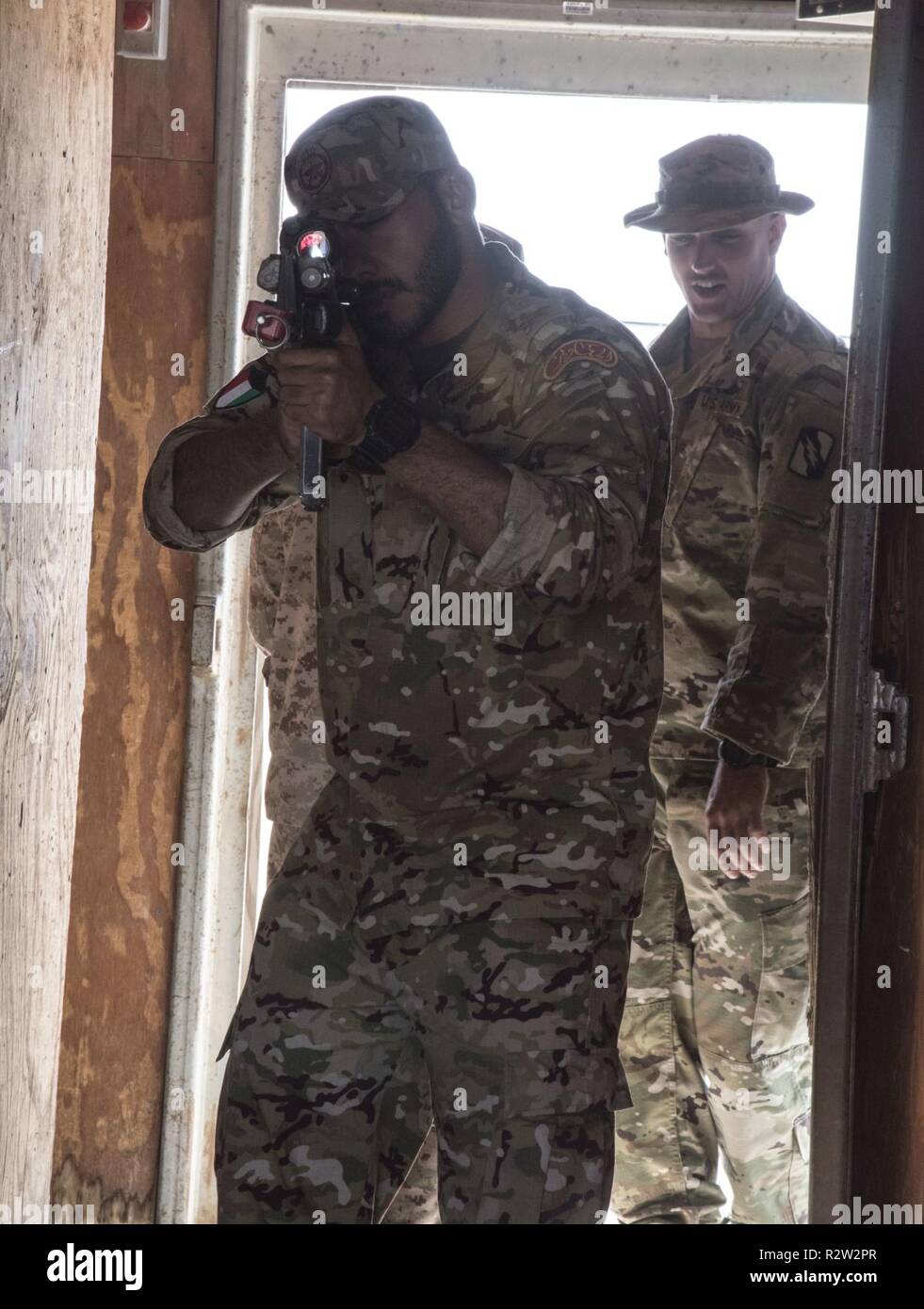 La 155e Brigade blindée Combat Team continue de renforcer la stabilité régionale à travers des partenariats. Le 2e Bataillon du 198th régiment blindé a fait équipe avec le Koweït Institut des forces terrestres pour mener un cours de Chefs de base des officiers pour près de 70 lieutenants koweïtiens sur Camp Buehring, le Koweït. Banque D'Images