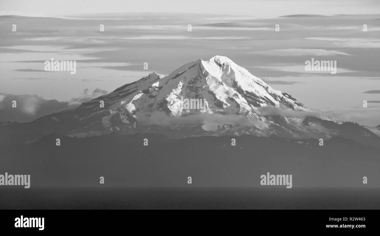 Une vue de la montagnes Chigmit, la partie nord-est de l'éventail des Aléoutiennes. Les montagnes sont situées à travers le passage de Cook sur le côté ouest de Kenai Pen Banque D'Images