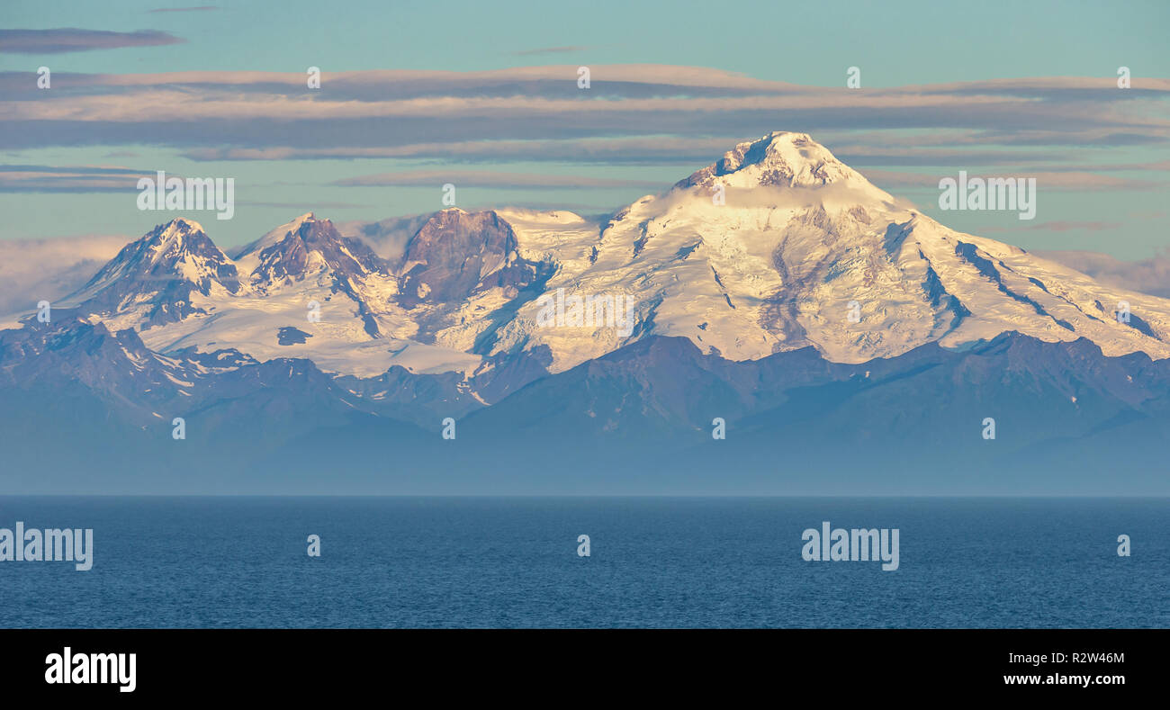Une vue de la montagnes Chigmit, la partie nord-est de l'éventail des Aléoutiennes. Les montagnes sont situées à travers le passage de Cook sur le côté ouest de Kenai Pen Banque D'Images