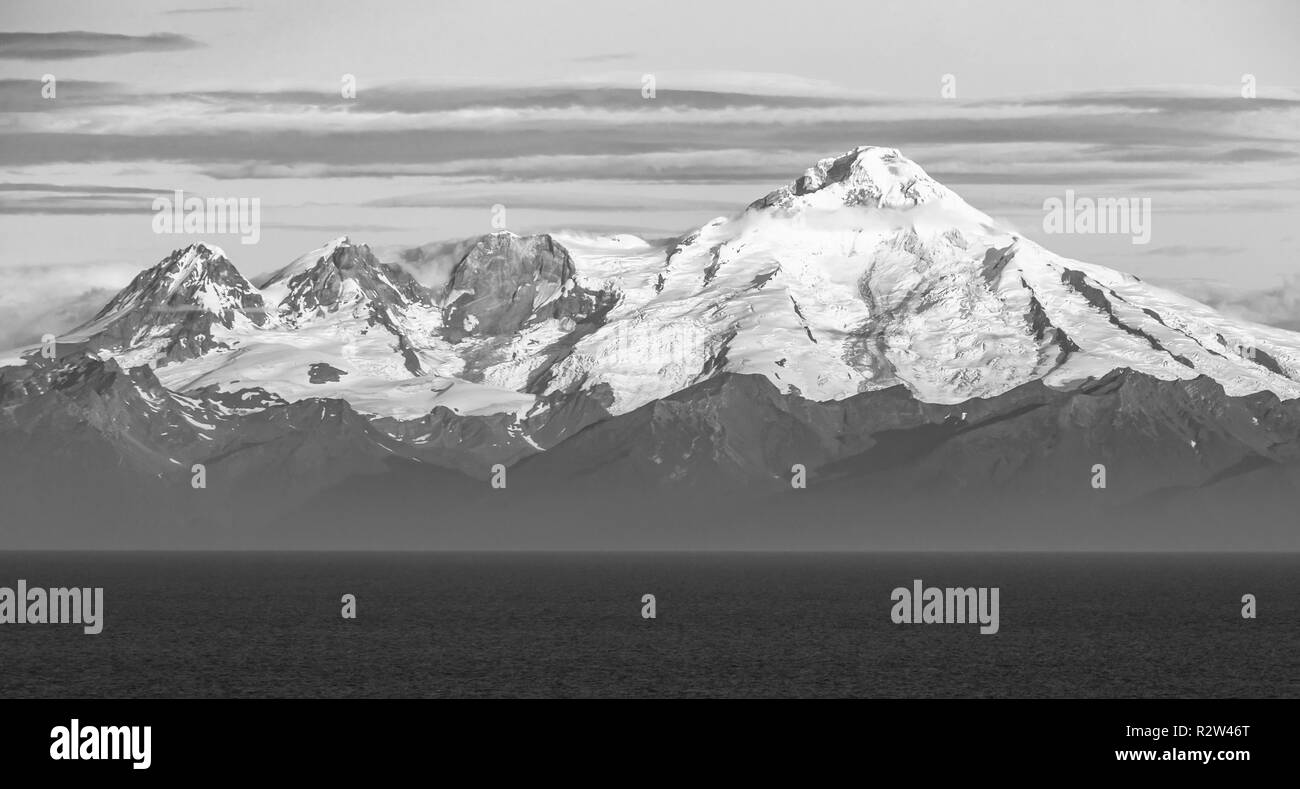 Une vue de la montagnes Chigmit, la partie nord-est de l'éventail des Aléoutiennes. Les montagnes sont situées à travers le passage de Cook sur le côté ouest de Kenai Pen Banque D'Images