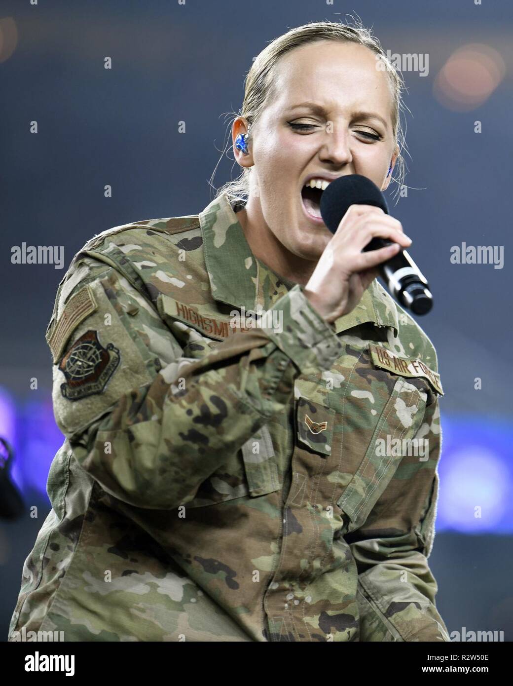 U.S. Air Force d'un membre de la 1re classe Kayla Highsmith, un chanteur avec l'US Air Force Band of the Golden West, effectue pendant la mi-temps du San Francisco Forty-Niners et les Giants de New York lundi soir, match de football au stade de Levi's à Santa Clara, Californie, 12 novembre 2018. Le groupe a joué en l'honneur de la Journée des anciens combattants et à l'appui de la Ligue nationale de football pour le salut de la campagne de Service. Banque D'Images