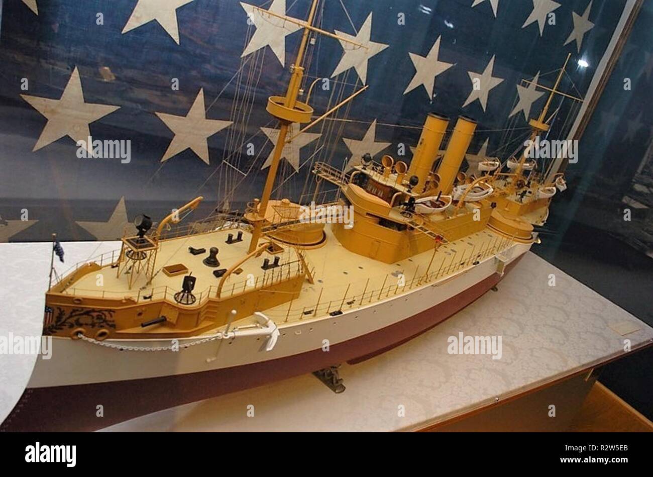 Le 18 novembre 1889, le cuirassé USS Maine (ACR 1) est lancé au New York Navy Yard. Elle a été mise en service en 1895, et a été le premier navire de la Marine américaine à être nommée d'après l'état du Maine. Elle gagne l'attention nationale quand elle a explosé soudainement le 15 février 1898 alors que dans le port de La Havane, Cuba. L'hôtel Hampton Roads Naval Museum contient un modèle détaillé de l'USS Maine dans leur galerie. Derrière le modèle est le pavillon de beaupré de la Maine. Divers Enquête sur l'explosion sur le cuirassé a récupéré le cric de la Maine. Sur le revers, on lit "Union européenne n° 3 New York Navy Yard 1892." e Banque D'Images