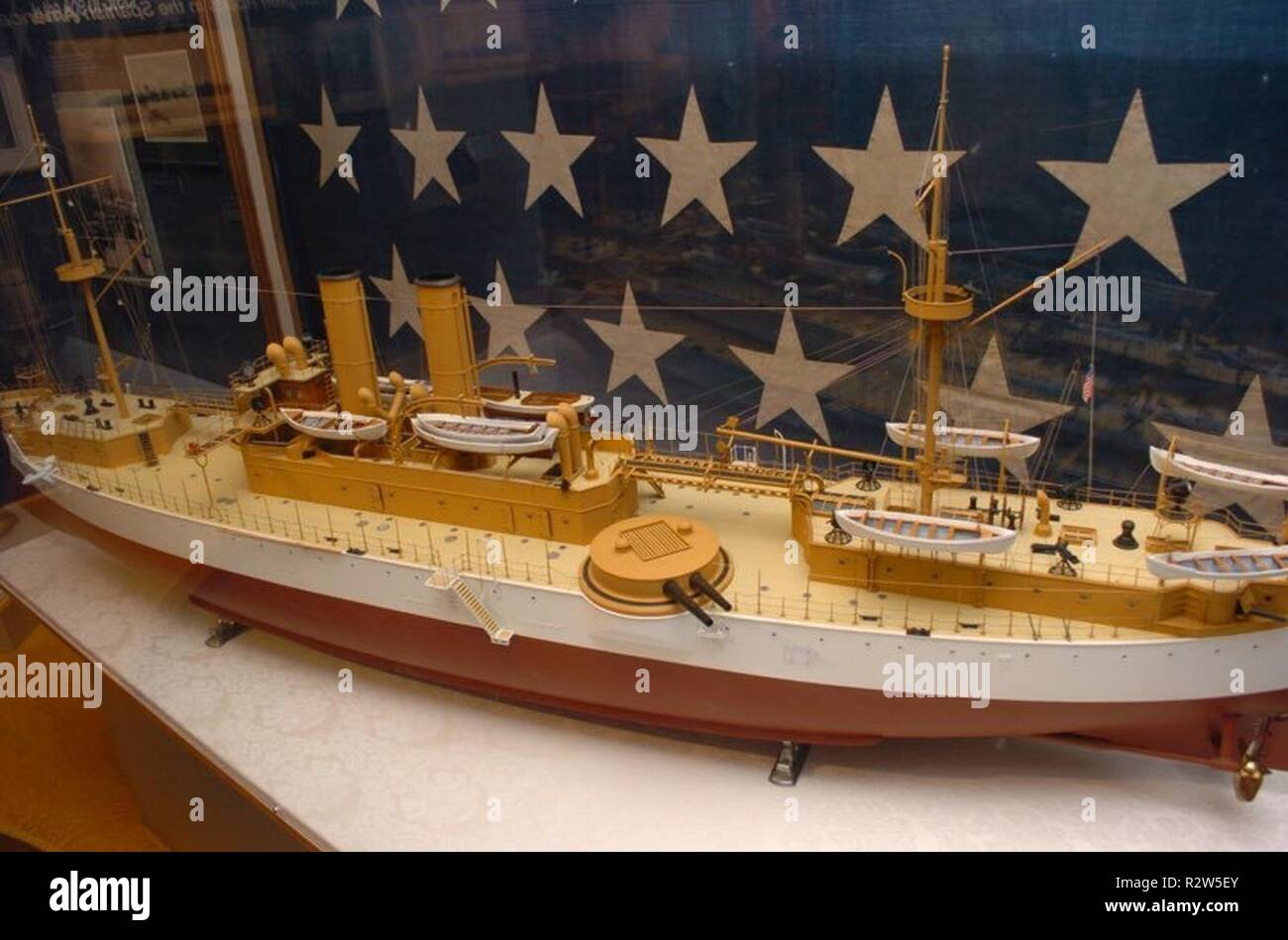 Le 18 novembre 1889, le cuirassé USS Maine (ACR 1) est lancé au New York Navy Yard. Elle a été mise en service en 1895, et a été le premier navire de la Marine américaine à être nommée d'après l'état du Maine. Elle gagne l'attention nationale quand elle a explosé soudainement le 15 février 1898 alors que dans le port de La Havane, Cuba. L'hôtel Hampton Roads Naval Museum contient un modèle détaillé de l'USS Maine dans leur galerie. Derrière le modèle est le pavillon de beaupré de la Maine. Divers Enquête sur l'explosion sur le cuirassé a récupéré le cric de la Maine. Sur le revers, on lit "Union européenne n° 3 New York Navy Yard 1892." e Banque D'Images
