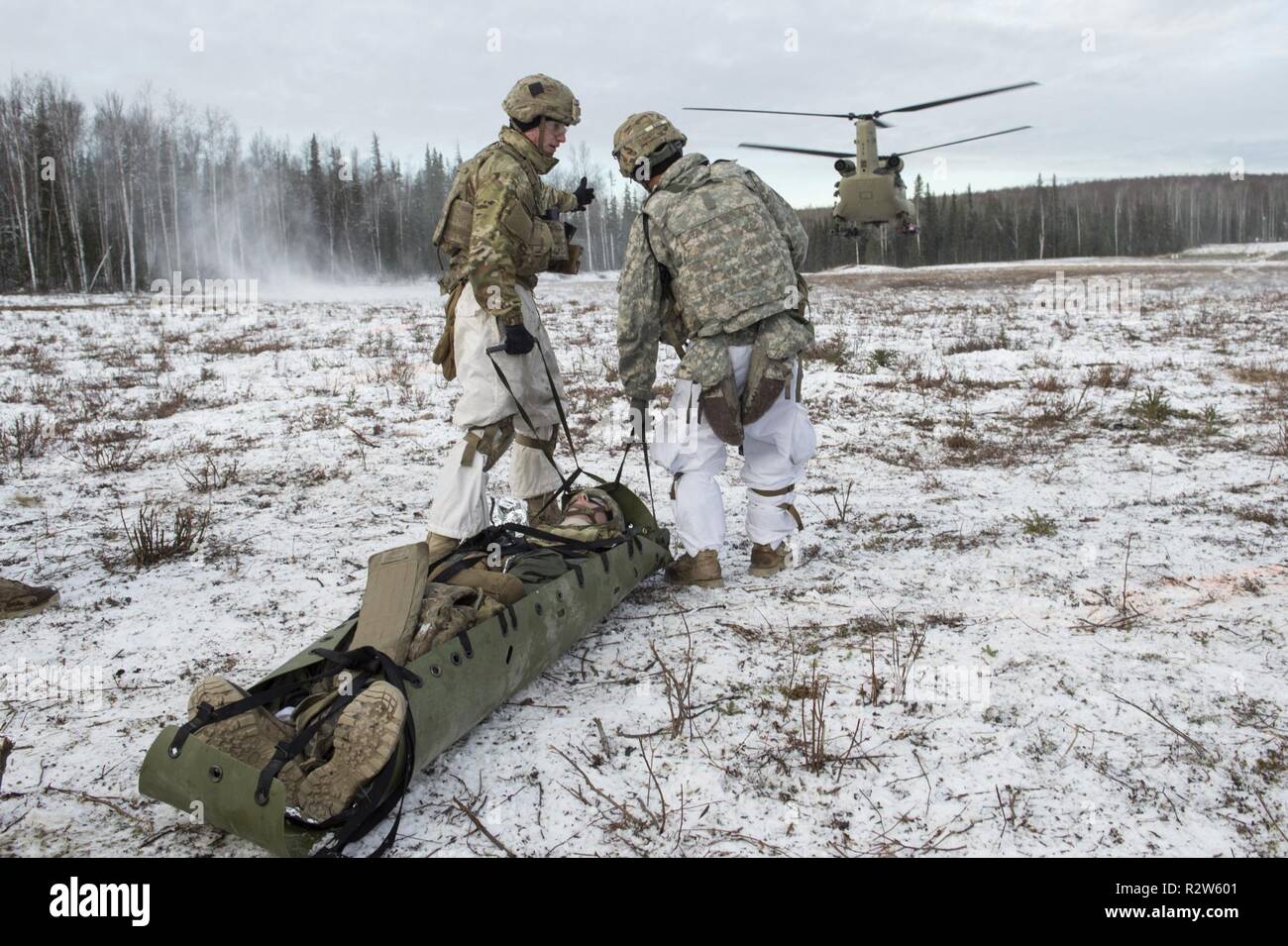 Un hélicoptère CH-47 Chinook de l'Armée de la Compagnie B, 1er Bataillon, 52e Régiment d'Aviation à Fort Wainwright, les approches de la zone d'atterrissage pour la simulation d'une mission d'évacuation médicale pour l'attente de parachutistes de Blackfoot Company, 1er Bataillon, 501e Parachute Infantry Regiment d'infanterie, 4e Brigade Combat Team (Airborne), 25e Division d'infanterie de l'armée américaine, de l'Alaska au cours de peloton d'infanterie de tir réel à Joint Base Elmendorf-Richardson, Alaska, 8 novembre 2018. L'exercice aiguisé les parachutistes de l'infanterie des compétences pour inclure : mouvement de peloton et de la communication, obstacle violer, capture Banque D'Images