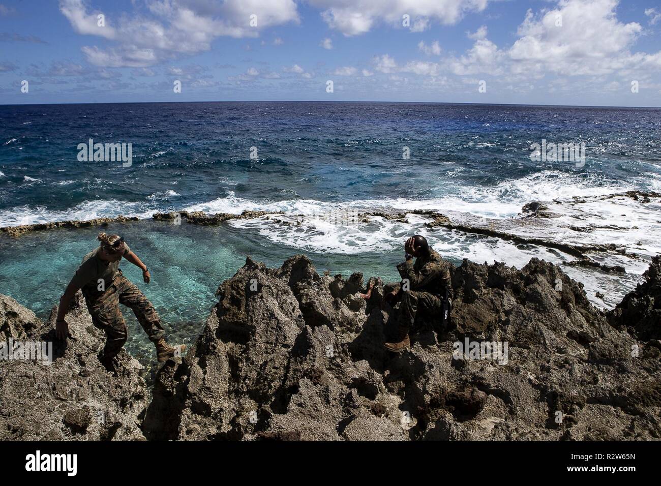 Le Sgt. Ashlie Lowe monte vers le Sgt. Byron Meekins le long de la côte est de Tinian, Commonwealth des îles Mariannes du Nord, le 13 novembre 2018. Marines avec la 31e Marine Expeditionary Unit et du bec-31 ont dirigé l'multi-service du ministère de la Défense l'appui de la défense aux autorités civiles de secours ici depuis le 29 octobre dans le service de super typhon Yutu, qui fait des ravages en tant que deuxième plus forte tempête à jamais frapper le sol américain le 25 octobre. Tinos, l'hôte d'un 1944 La bataille au cours de la campagne des îles Mariannes, fait partie du Commonwealth des îles Mariannes du Nord. Plus de 320 Mar Banque D'Images