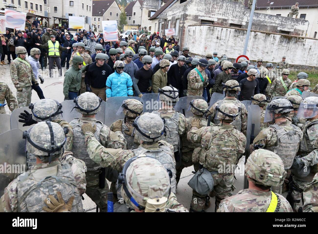 Soldats du 1er Escadron, 89e Régiment de cavalerie, 2e Brigade Combat Team, 10e division de montagne ont participé à un événement culminant de valider leur formation au Centre de préparation interarmées multinationale (JMRC) dans Hohenfels, Allemagne le 5 novembre 2018. Les soldats participent à des exercices de répétition de missions adaptées à leur prochain déploiement au Kosovo. Les soldats seront déployés au Kosovo à l'appui de la Force multinationale de l'Est groupe de combat des Forces canadiennes au Kosovo (KFOR). La KFOR est une force internationale de maintien de la paix, qui est responsable de l'établissement d'un environnement sûr au Kosovo. (Hawaii Army N Banque D'Images