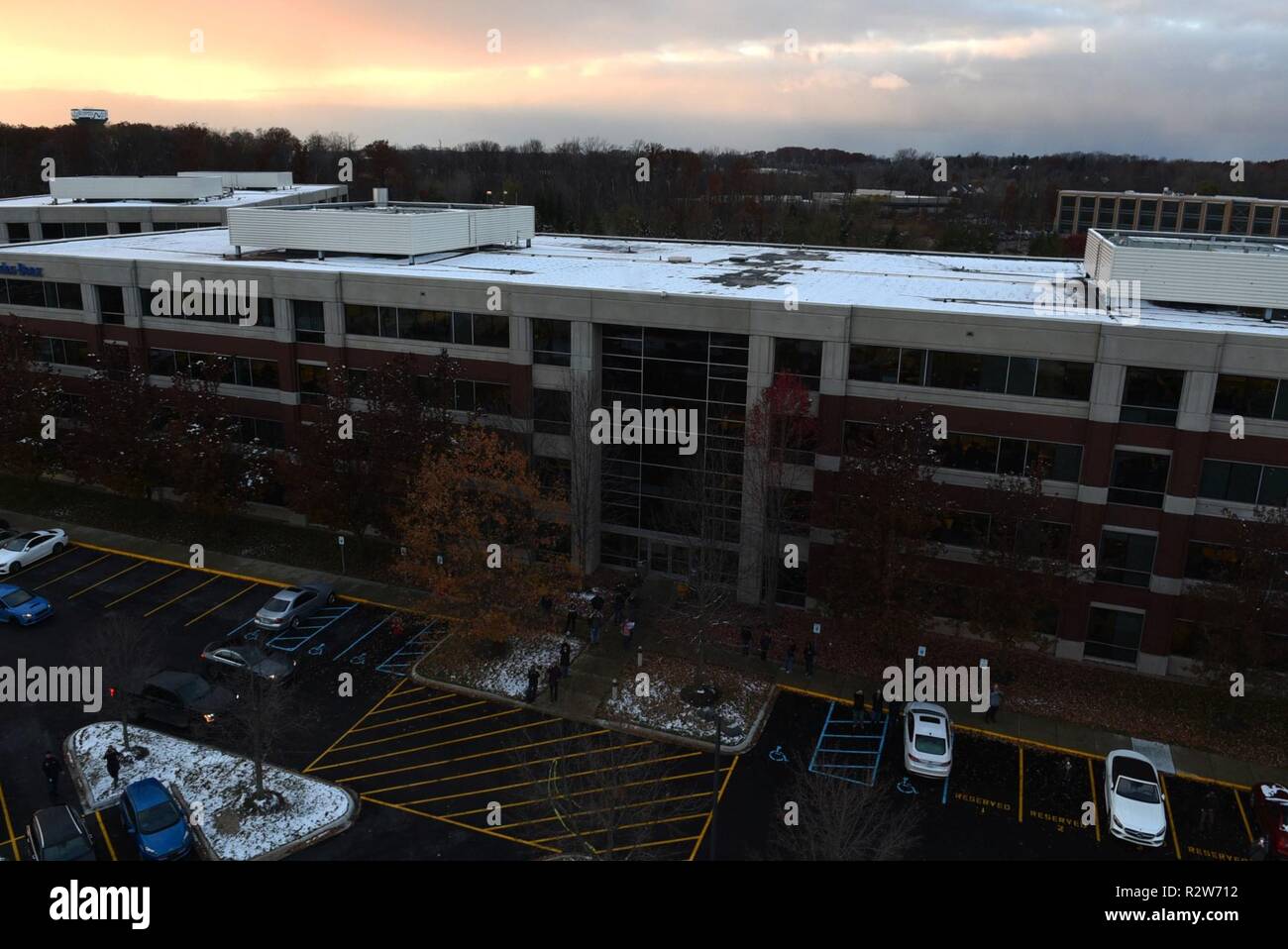 L'avis de Mercedes-Benz Financial Group et plusieurs de ses employés à partir d'un hélicoptère, il décolle le 14 novembre 2018, dans la région de Farmington Hills, Michigan. L'oiseau était arrivé pour prendre le commandement de l'armée américaine Gregory J. Vadnais, l'adjudant général et directeur des Affaires des anciens combattants et militaires du Michigan, retour au quartier général des Forces conjointes de Lansing, Michigan. Banque D'Images