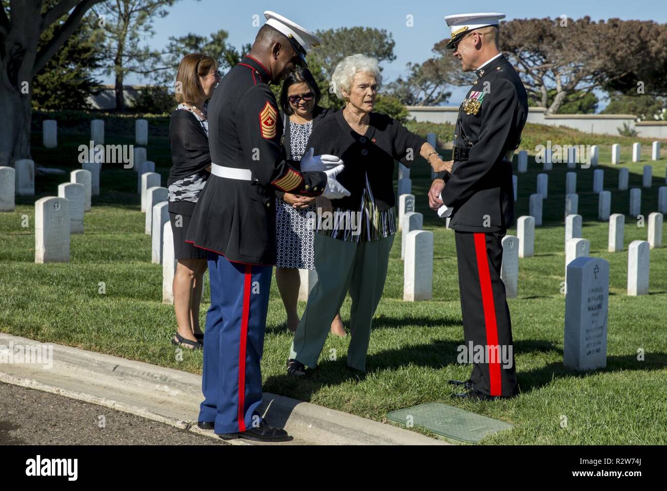 Le général de brigade Ryan P. Patrimoine, commandant général du Corps des Marines, recruter Depot San Diego et de l'Ouest, région de recrutement et le Sgt. Le Devon Lee, sergent-major de la Division Dépôt, Marine Corps Recruter Depot San Diego et de l'Ouest Région de recrutement, déposé une couronne sur la tombe de Leland D. Crawford, le sergent-major de la 9e Marine Corps, le 10 novembre. Marines place des couronnes dans le cadre du Marine Corps' anniversaire de la tradition et de l'honneur de leur pays. Banque D'Images