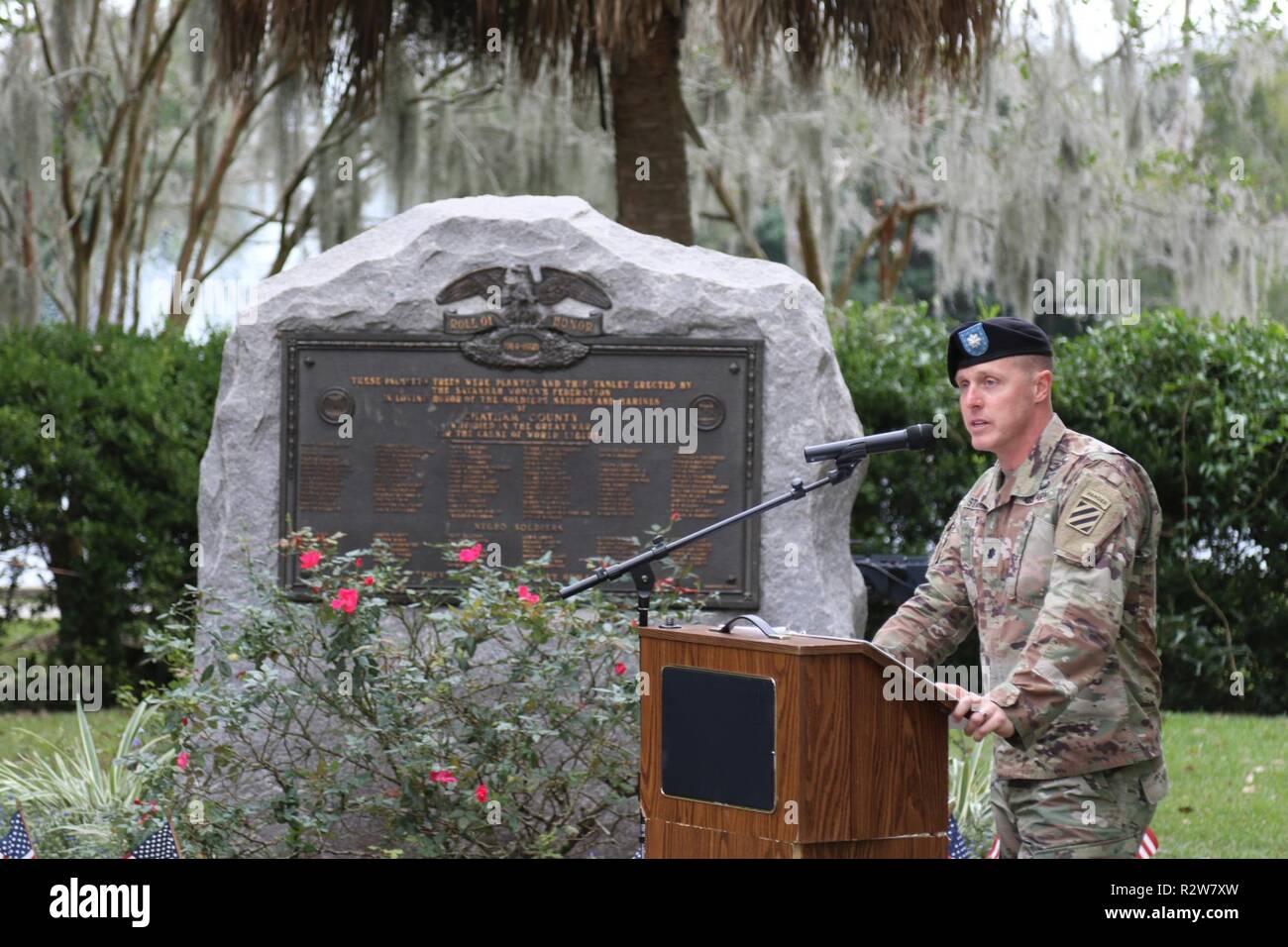 Le lieutenant-colonel Robert Stanton, commandant de l'infanterie, 2-7, prend la parole lors du 100e anniversaire de la cérémonie du jour de l'Armistice à Savannah. L'événement a commencé avec robinets séquentiel joué par 21 différents à partir de clairons de ville et se terminant à la monument commémoratif de la Première Guerre mondiale dans la région de Daffin Park. Banque D'Images