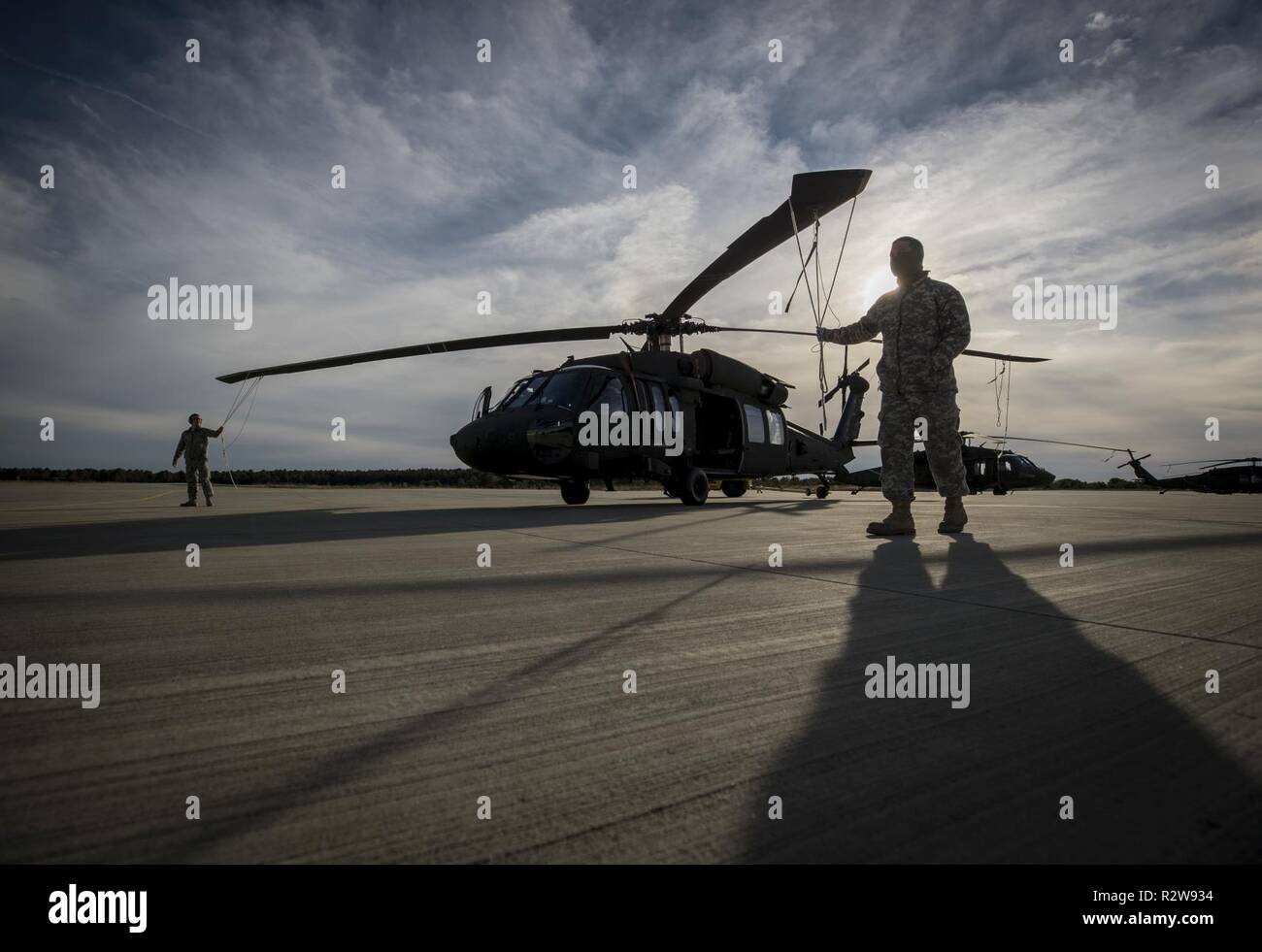 Un U.S. Army National Guard UH-60L Black Hawk de la 1-150ème bataillon d'hélicoptères d'assaut est remorquée sur la ligne de vol à Joint Base McGuire-Dix-Lakehurst, N.J., le 14 novembre 2018. Banque D'Images