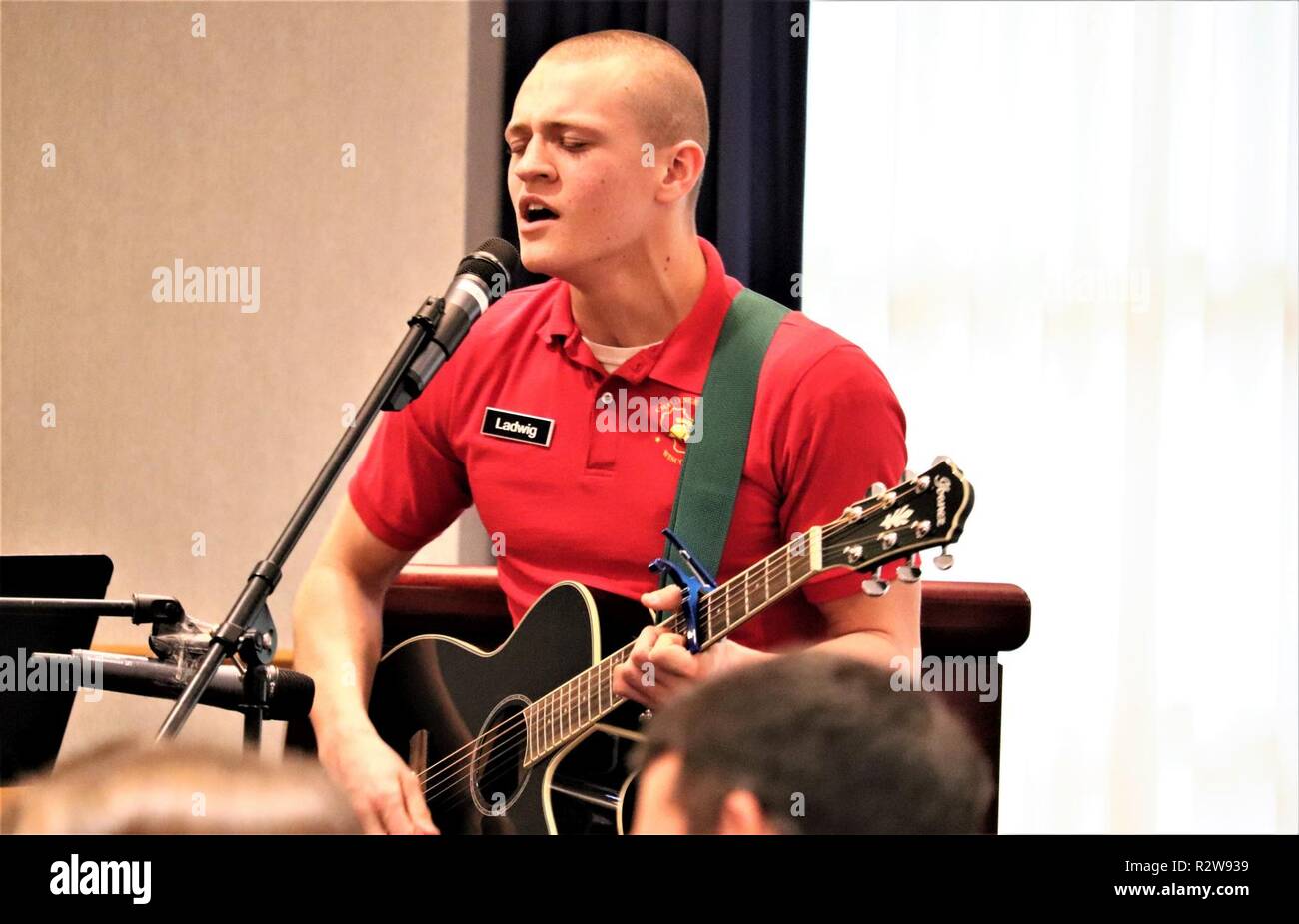 Avec le cadet Johnny Ladwig Défi du Wisconsin Academy chante une chanson prélude au cours de la début de la Veteran's Day Prière déjeuner le 8 novembre 2018, à McCoy's Community Center de Fort McCoy, Wisconsin Ladwig était un des nombreux lors de l'événement. Le déjeuner a été Fort McCoy's officiellement la journée du Veteran's Day et le défi Academy est une organisation de locataires à l'installation. Ladwig a également reçu une médaille du commandant de la garnison de Fort McCoy Le colonel commandant Hui Chae Kim pour sa participation. Banque D'Images