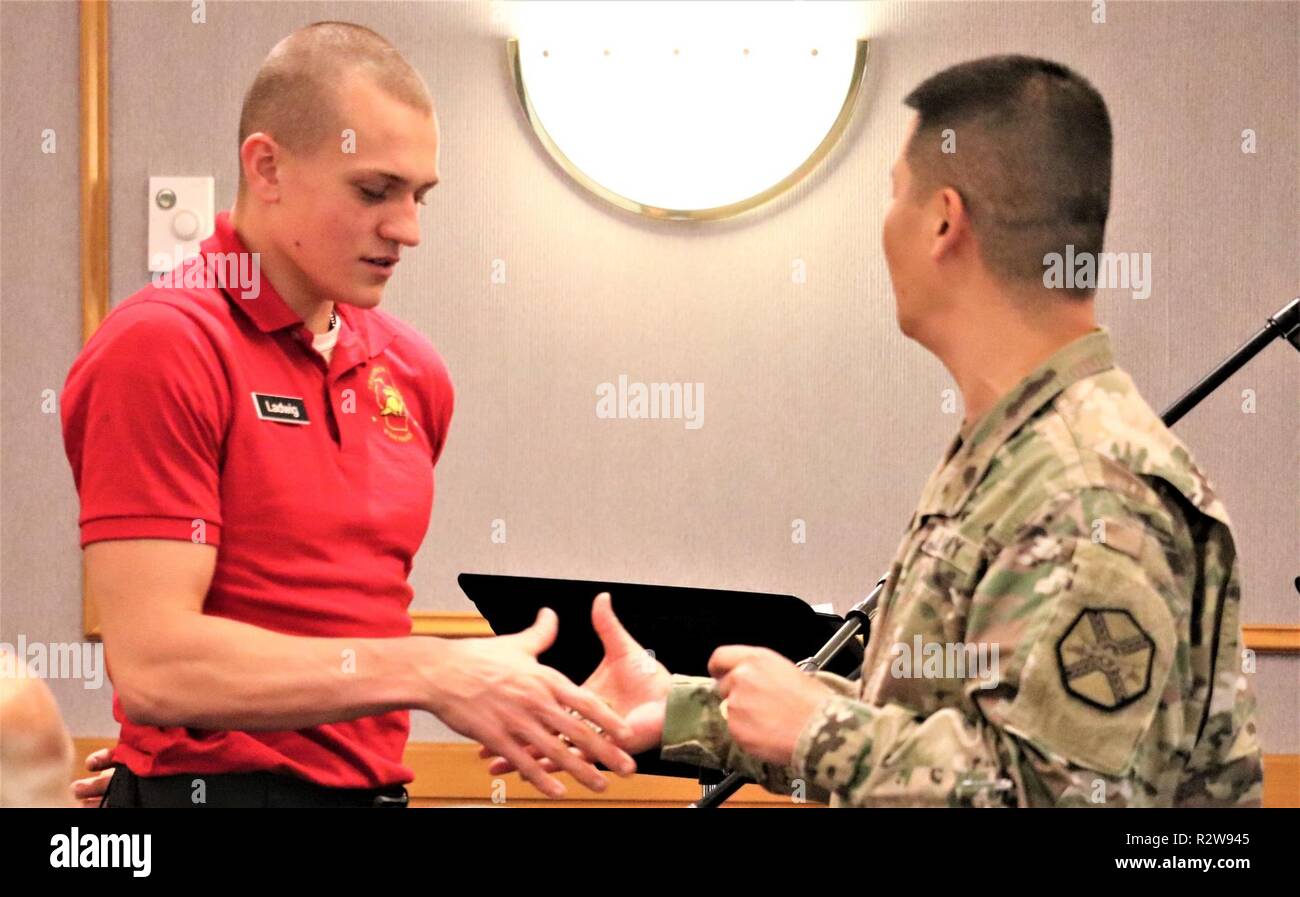 Avec le cadet Johnny Ladwig Défi du Wisconsin Academy reçoit une médaille du commandant de la garnison de Colonel Commandant Hui Chae Kim pour sa participation en chantant une chanson pendant le début de la prière Jour déjeuner le 8 novembre 2018, à McCoy's Community Center de Fort McCoy, Wisconsin Ladwig était un des nombreux lors de l'événement. Le déjeuner a été Fort McCoy's officiellement la journée du Veteran's Day et le défi Academy est une organisation de locataires à l'installation. Banque D'Images