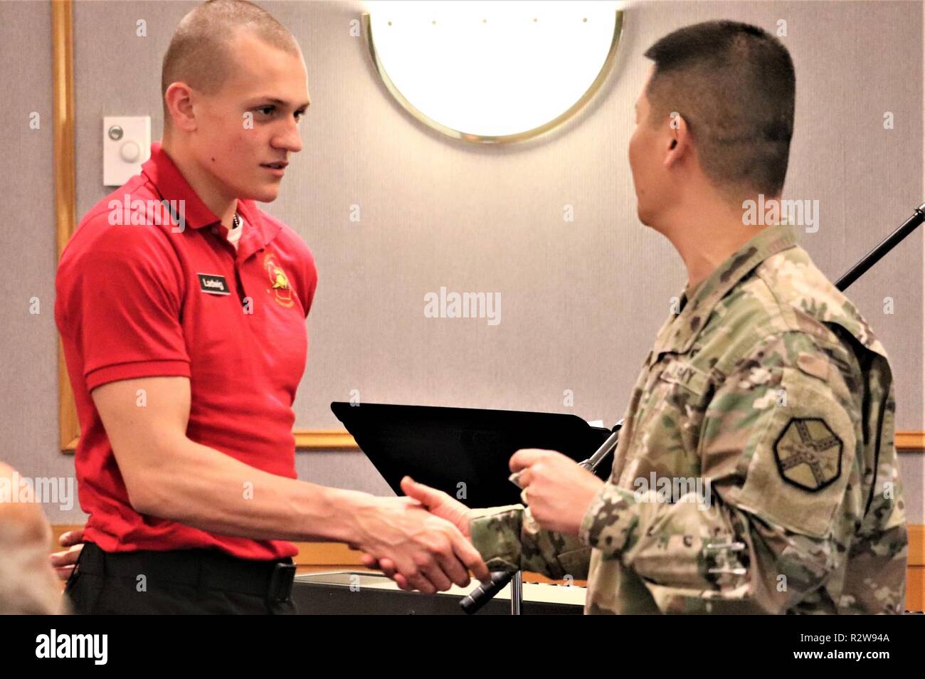 Avec le cadet Johnny Ladwig Défi du Wisconsin Academy reçoit une médaille du commandant de la garnison de Colonel Commandant Hui Chae Kim pour sa participation en chantant une chanson pendant le début de la prière Jour déjeuner le 8 novembre 2018, à McCoy's Community Center de Fort McCoy, Wisconsin Ladwig était un des nombreux lors de l'événement. Le déjeuner a été Fort McCoy's officiellement la journée du Veteran's Day et le défi Academy est une organisation de locataires à l'installation. Banque D'Images