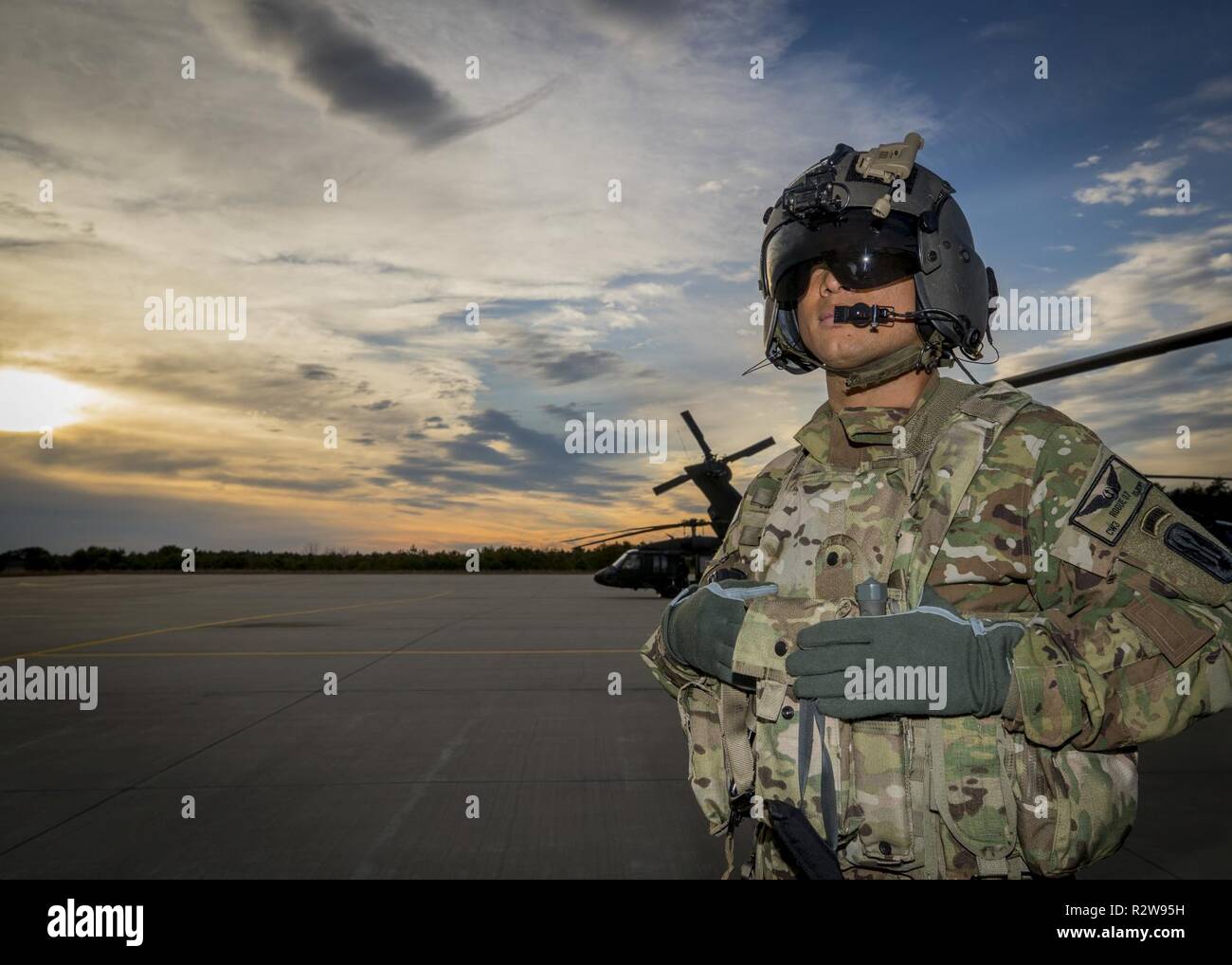 L'Adjudant-chef de l'armée américaine 3 Austin Randolph, un UH-60L Black Hawk pilote de l'hélicoptère avec le New Jersey le détachement de la Garde Nationale 2, la Compagnie Charlie, 1-171st Soutien général Aviation Battalion, représente un portrait sur Joint Base McGuire-Dix-Lakehurst, N.J., le 14 novembre 2018. Banque D'Images