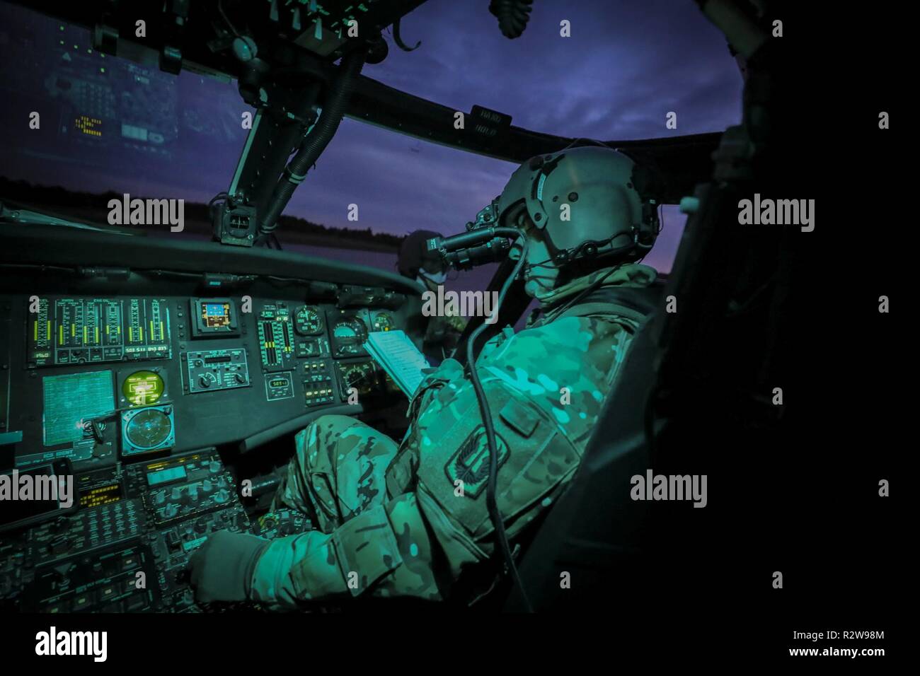 L'Adjudant-chef de l'armée américaine 2 Jose Sanchez, un UH-60L Black Hawk avec le pilote de la Garde nationale du New Jersey 2 détachement, la Compagnie Charlie, 1-171st Soutien général Aviation Battalion, effectue des vérifications après-vol après l'atterrissage une victime simulée pendant l'évacuation médicale de la formation sur une base commune McGuire-Dix-Lakehurst, N.J., le 14 novembre 2018. Banque D'Images