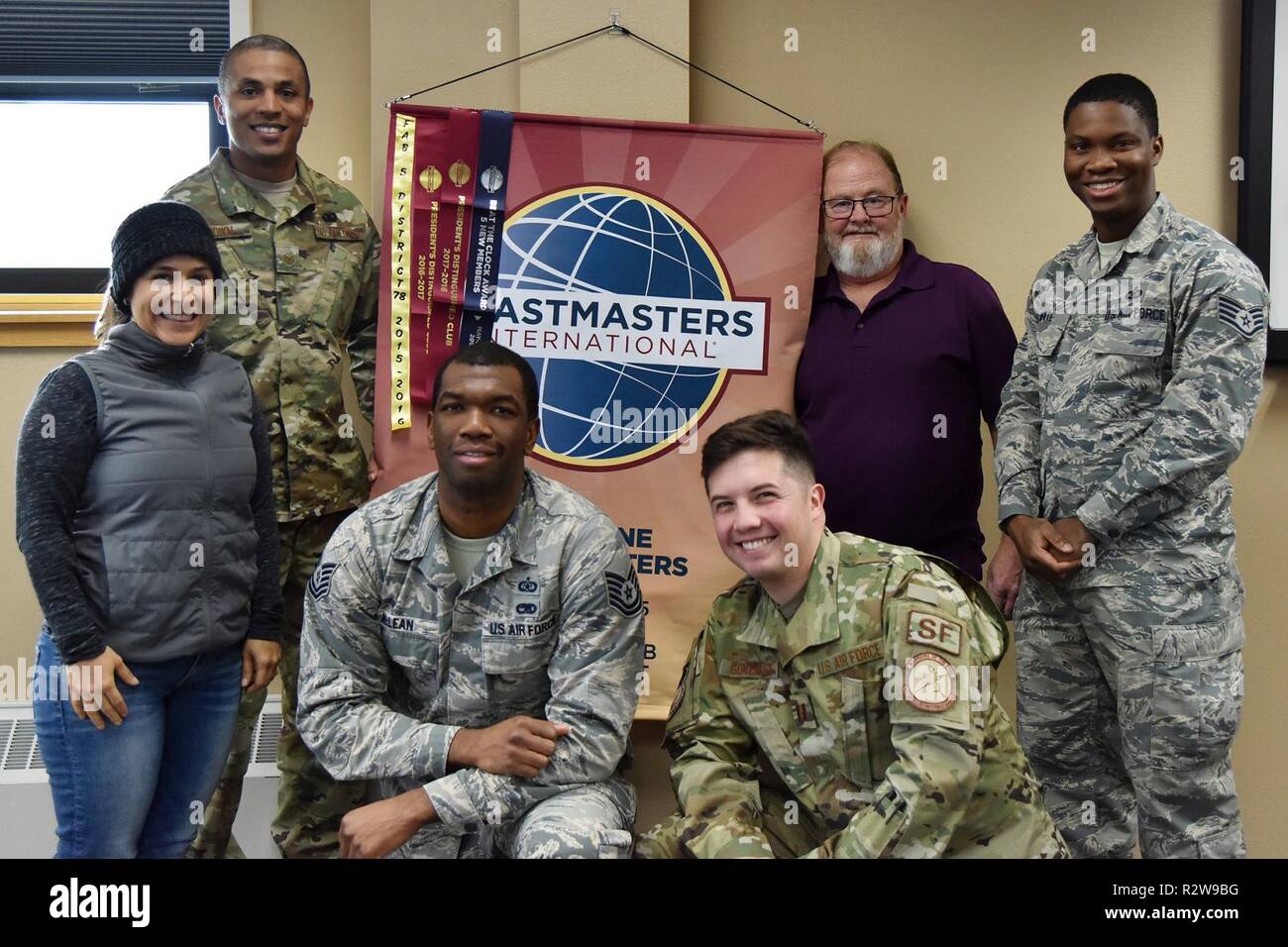La 341e Escadre de missiles Toastmasters posent pour une photo le 7 novembre 2018, à la Malmstrom Air Force Base, au Montana, Toastmasters est conçu pour aider les personnes à développer la communication et les compétences en leadership et est encouragé pour tout le monde à y participer. Banque D'Images