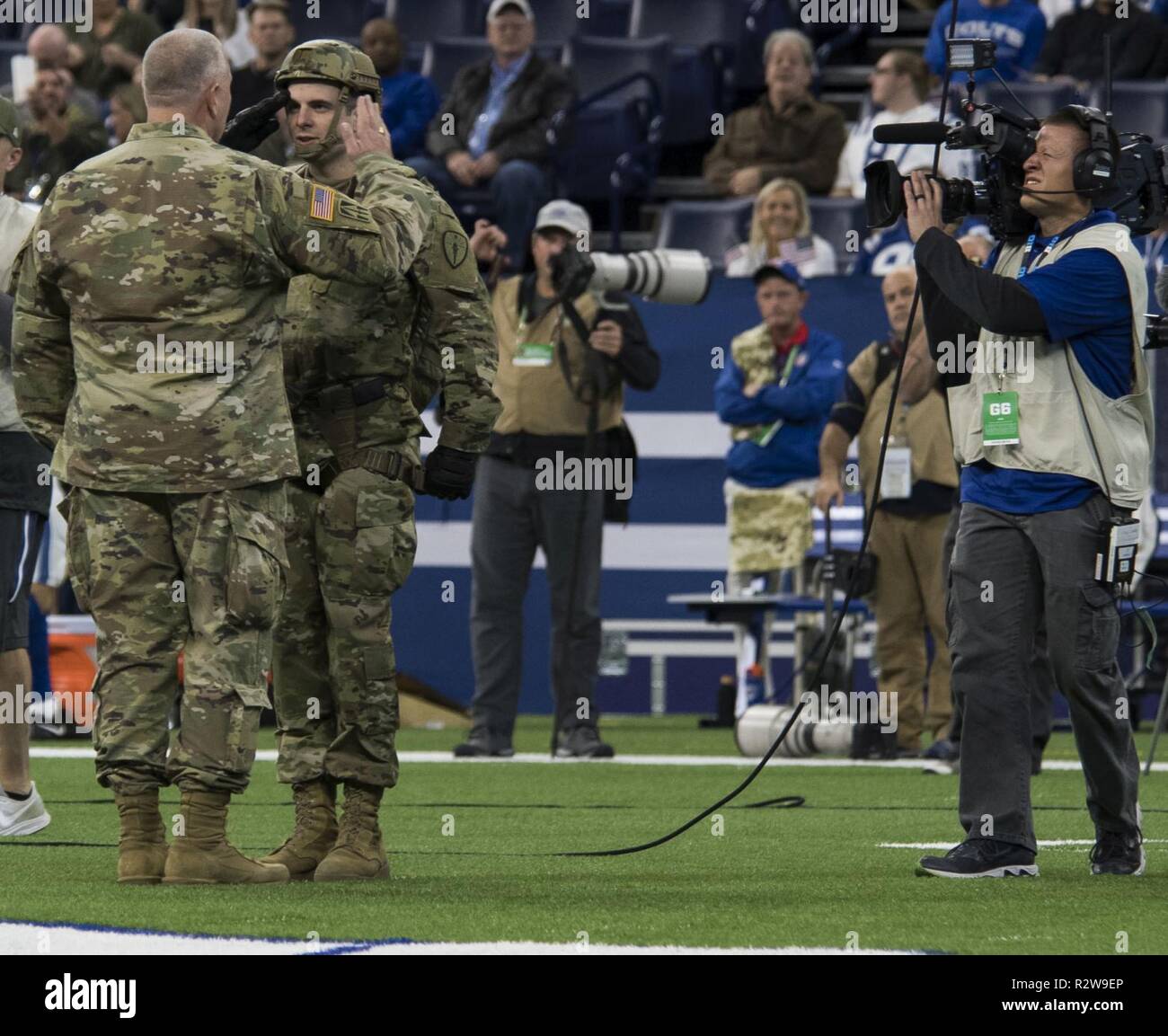 Le s.. Samuel D. LaCorte, un soldat de la Garde nationale de l'Indiana, rend hommage à Brigue. Le général Ronald A. La Marche de la Garde nationale de l'Indiana, directeur de l'état-major interarmées, à un match de football Indianapolis Colts d'Indianapolis, le 11 novembre 2018. LaCorte, l'un des six frères et sœurs dans l'armée, livré le jour des anciens combattants La Marche de l'après football jeu de descente en rappel les chevrons au stade Lucas Oil. Banque D'Images