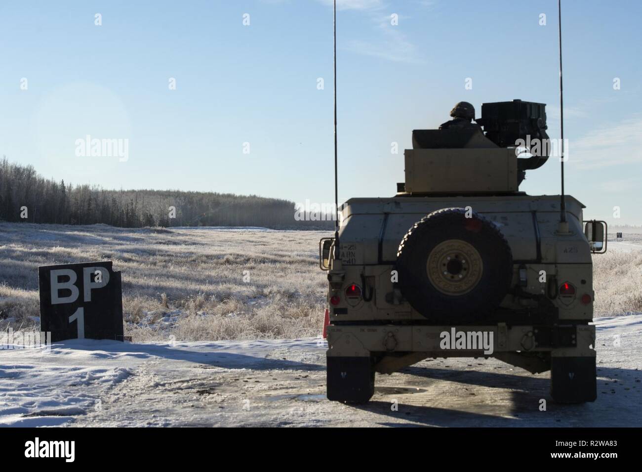 Impact de balles traçantes un lointain comme cible de la CPS de l'armée. Eric Trombetta, en haut à droite, affecté à une troupe, 1er Escadron (Airborne), 40e Régiment de cavalerie, tire un M240B lors de l'adresse au tir de mitrailleuse montée d'entraînement à joint Base Elmendorf-Richardson, Alaska, le 14 novembre 2018. Au cours de la formation, les soldats engagés plusieurs cibles à différentes distances avec M240B et M2A1 pour affiner leurs mitrailleuses montées adresse au tir. Trombetta est originaire de Palm Beach, en Floride Banque D'Images