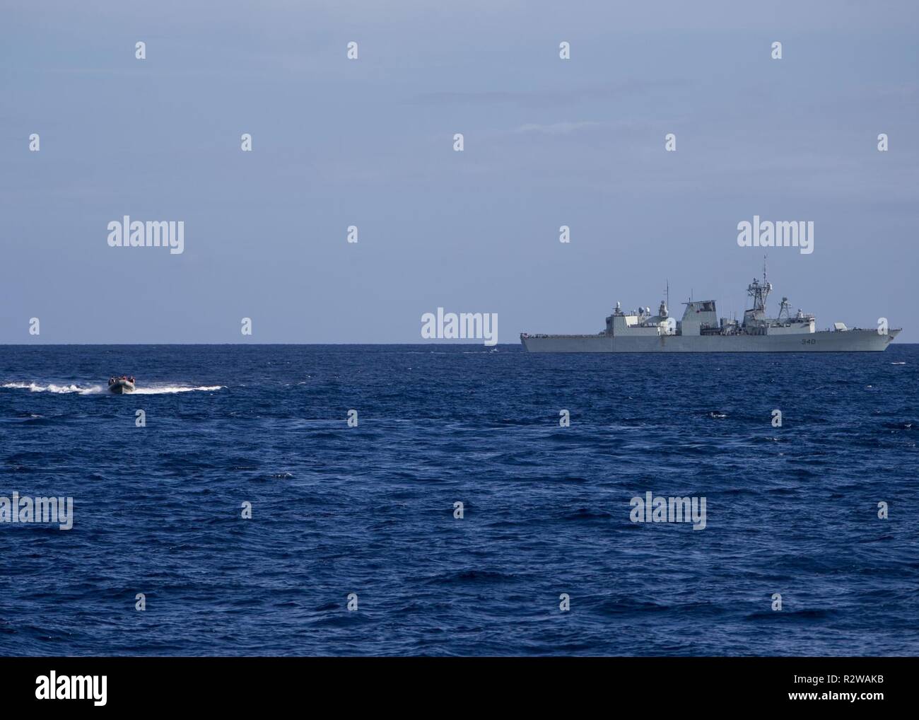 Océan Atlantique (nov. 8, 2018) Une embarcation pneumatique à coque rigide, gauche, attribué à la classe Arleigh Burke destroyer lance-missiles USS Gonzalez (DDG 66), effectue des opérations de sauvetage de petites embarcations avec la Marine royale canadienne frégate de classe Halifax NCSM St. John's (FFH 340). Abraham Lincoln (CSG) cruiser-destroyer (brut) les unités sont l'achèvement d'une surface d'entraînement tactique avancé (BAD TRIPES). Bad tripes est dirigé par le Naval Surface et Centre de développement de la guerre des mines et il est conçu pour accroître la compétence de combat, la létalité et l'interopérabilité des unités participantes. Banque D'Images