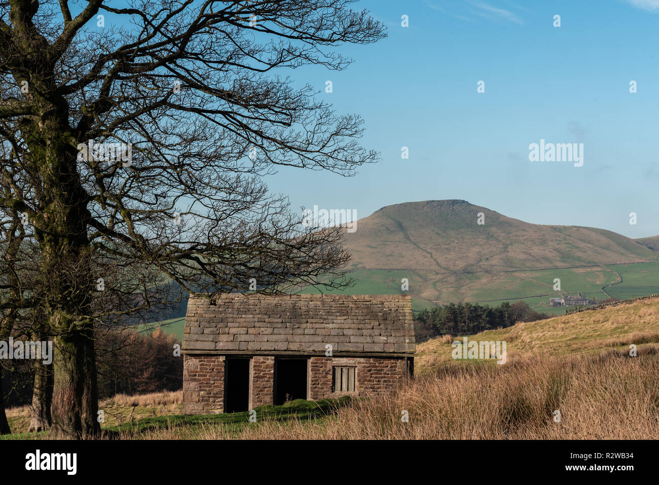 Vue d'un lointain Shutlingsloe hill dans Cheshire, parc national de Peak District. Banque D'Images