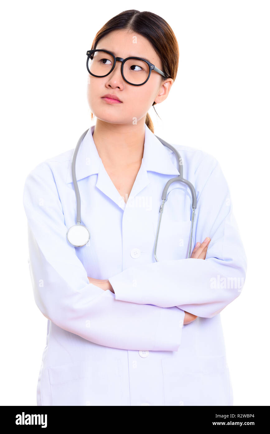 Studio shot of young beautiful Asian woman doctor penser avec Banque D'Images