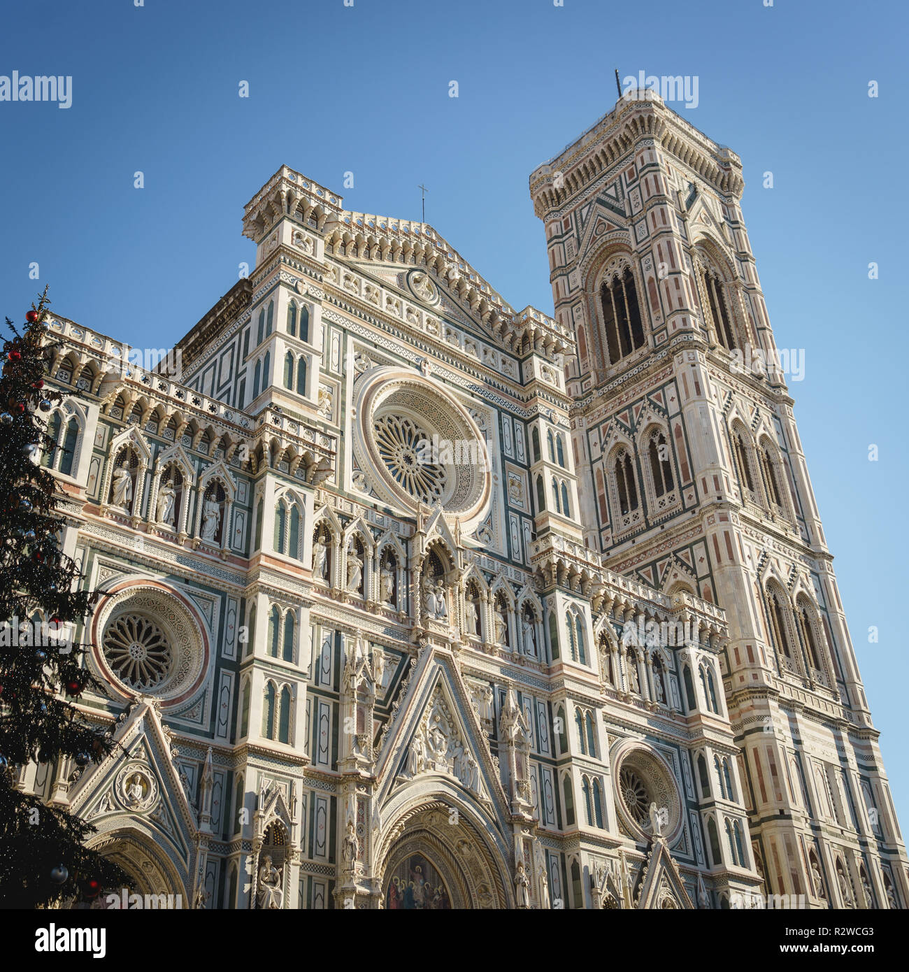 Florence, Italie - Février, 2019. Vue de la façade de la cathédrale Santa Maria del Fiore avec le clocher de Giotto. Banque D'Images