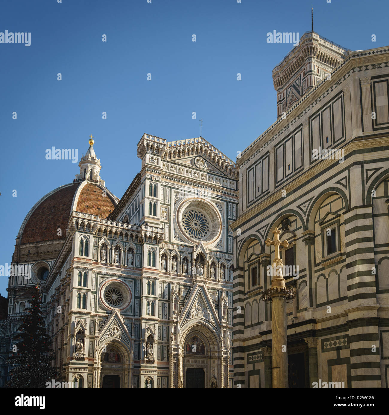 Florence, Italie - Février, 2019. Vue de la façade de la cathédrale Santa Maria del Fiore avec le clocher de Giotto. Banque D'Images