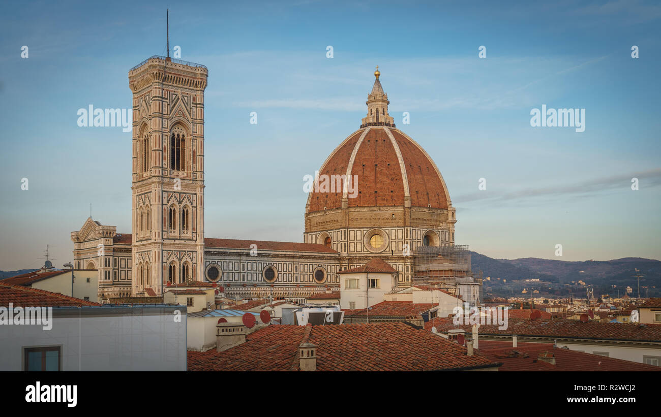 Florence, Italie - Février, 2019. Vue sur la cathédrale Santa Maria del Fiore à partir d'un bar terrasse. Banque D'Images