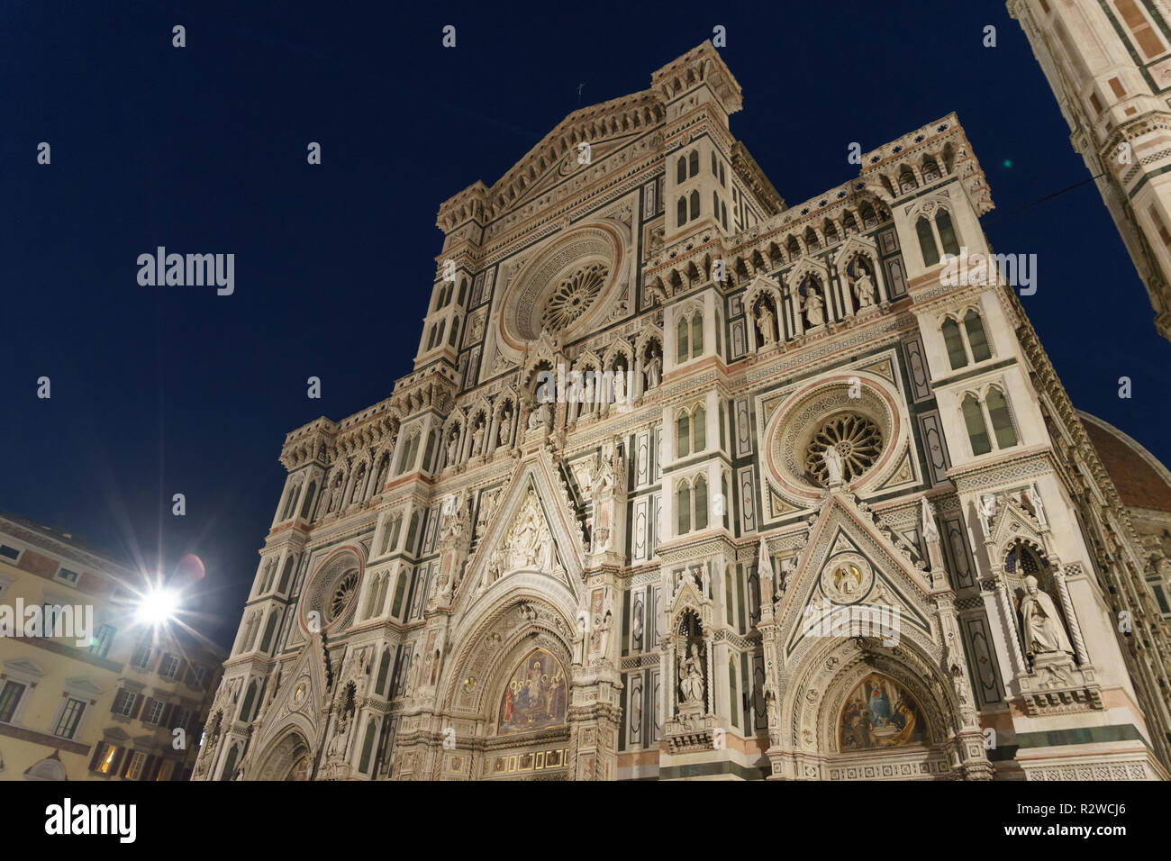 Florence, Italie - Février, 2019. Vue de nuit sur la façade de la cathédrale Santa Maria del Fiore. Banque D'Images