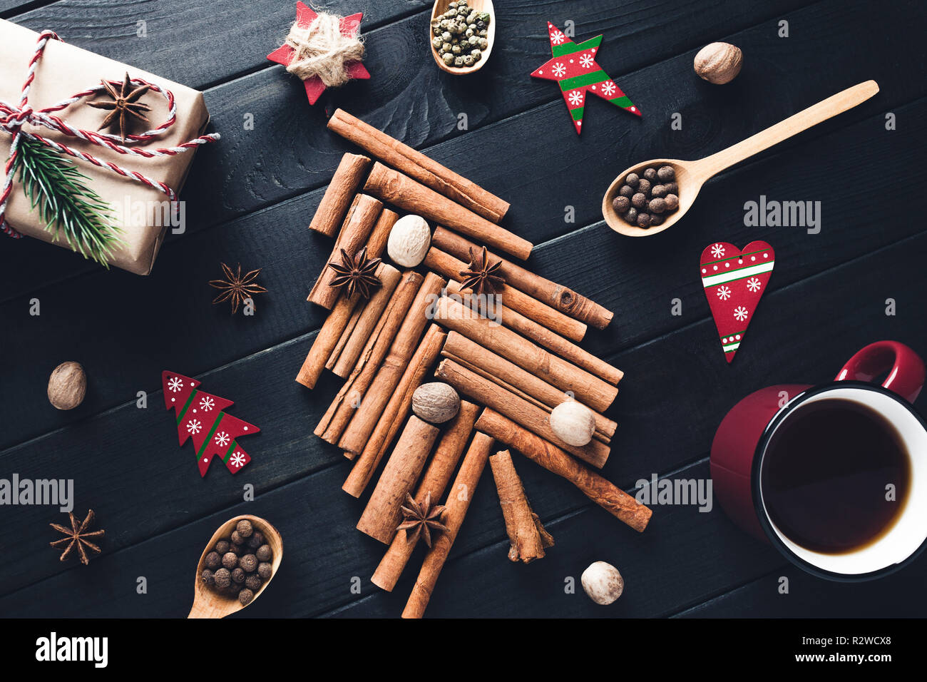 Arbre de Noël de cannelle, l'anis étoilé, les épices et la muscade avec décors sur fond sombre Banque D'Images
