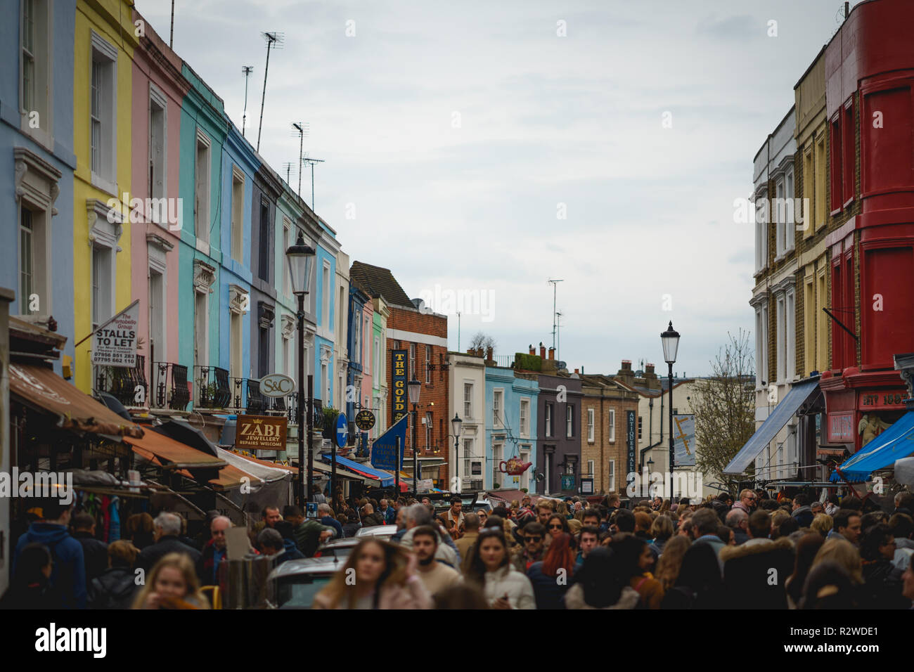 Londres, UK - Février, 2019. Foule de touristes et habitants à Portobello Road, le plus grand marché d'antiquités qui a lieu tous les dimanches dans Notting Hill. Banque D'Images