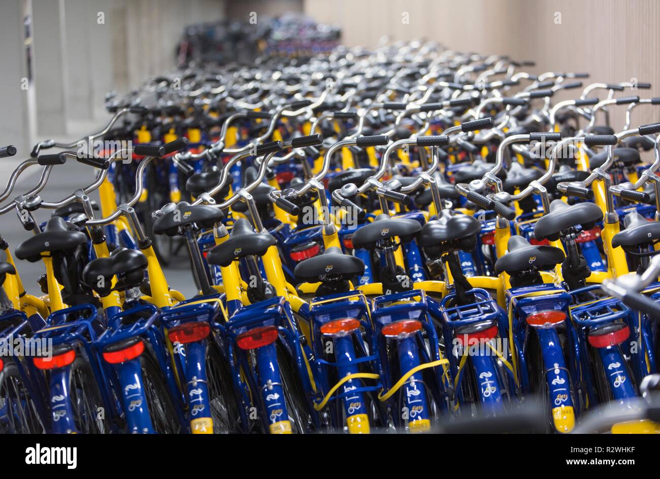Location parking couvert à la gare centrale d'Utrecht. Le plus grand stationnement de vélos dans le monde (pour 12 500 vélos) Banque D'Images