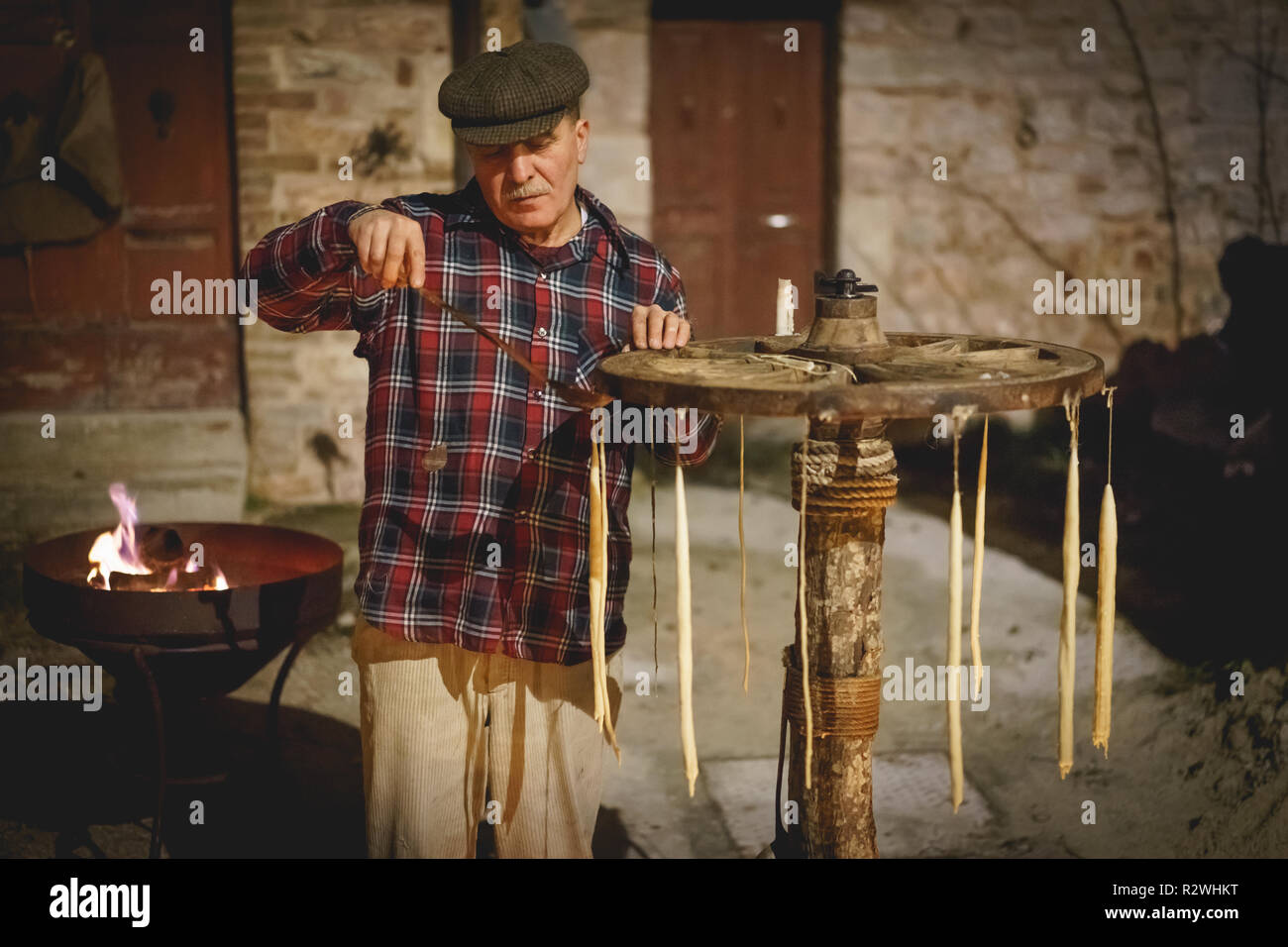 Foligno, Italie - janvier 2018. La fabrication des bougies avec un homme d'une méthode traditionnelle au cours d'une crèche de Noël vivant. reconstitution Banque D'Images