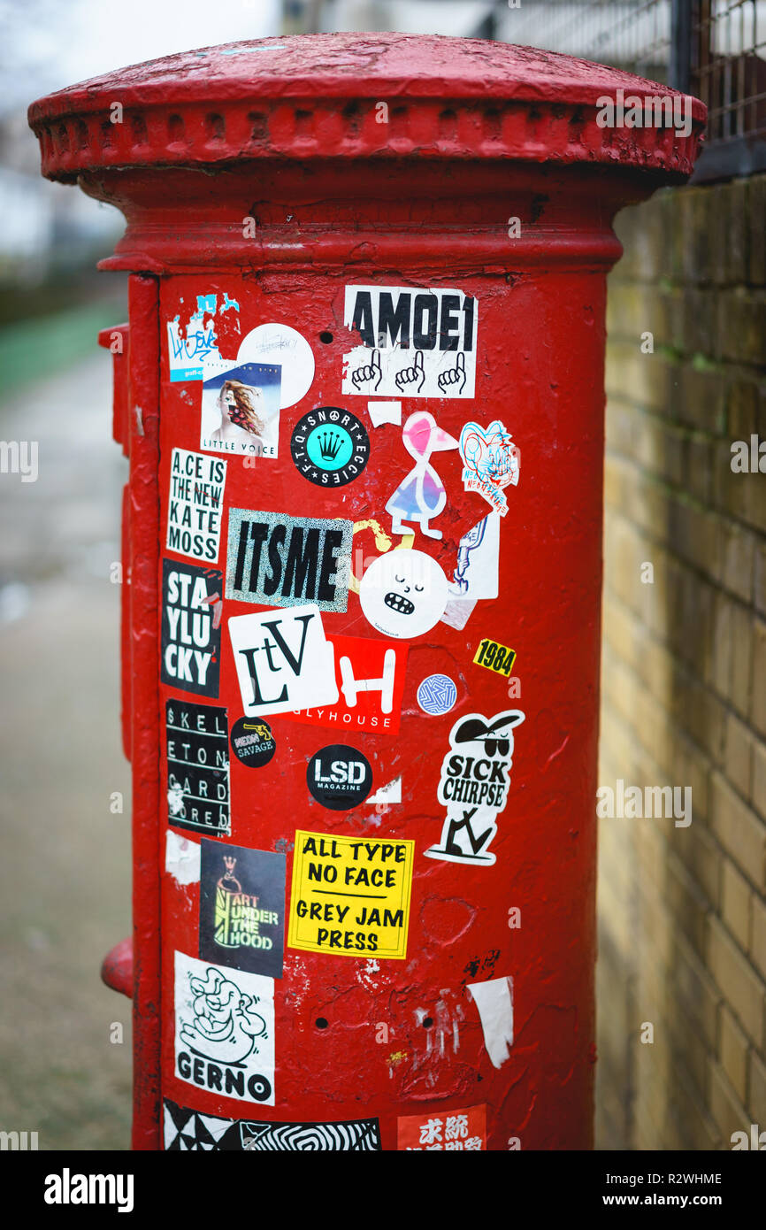 Londres, UK - janvier 2018. Une icône rouge royal mail box avec des autocollants à Shoreditch. Le format Portrait. Banque D'Images