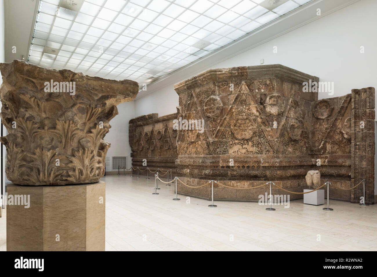 Berlin. L'Allemagne. Musée de Pergame. La Façade Mshatta, partie d'un mur de château désert décoré d'un palais omeyyade de Qasr Al-Mshatta, construit en Jorda Banque D'Images