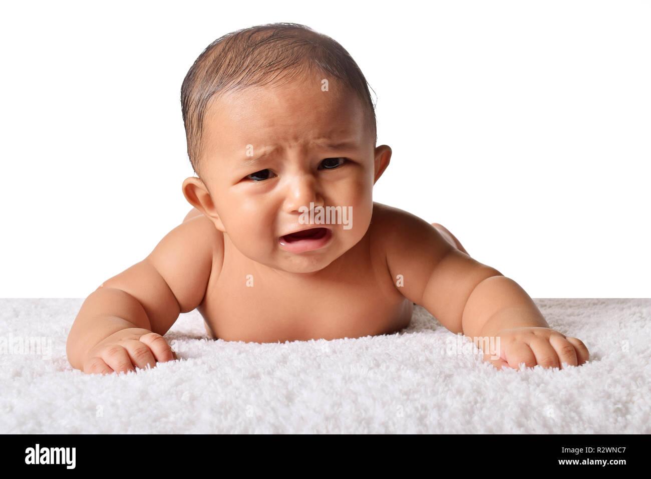 Cute baby sleeping on bed sur l'estomac de pleurer, Pune, Maharashtra. Banque D'Images