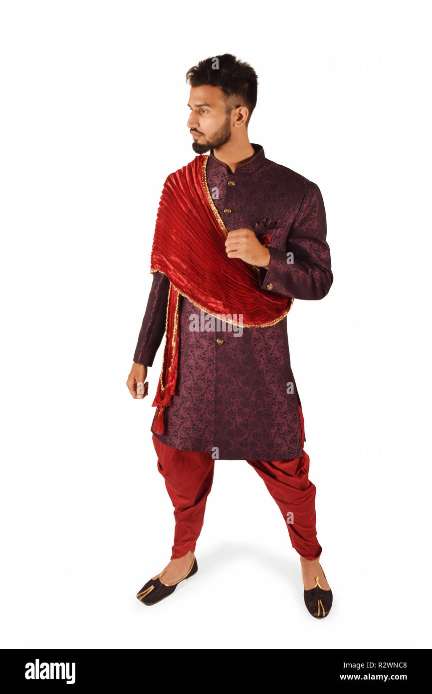 Beau garçon en tenue traditionnelle indienne qui pose pour appareil photo, Pune, Maharashtra. Banque D'Images