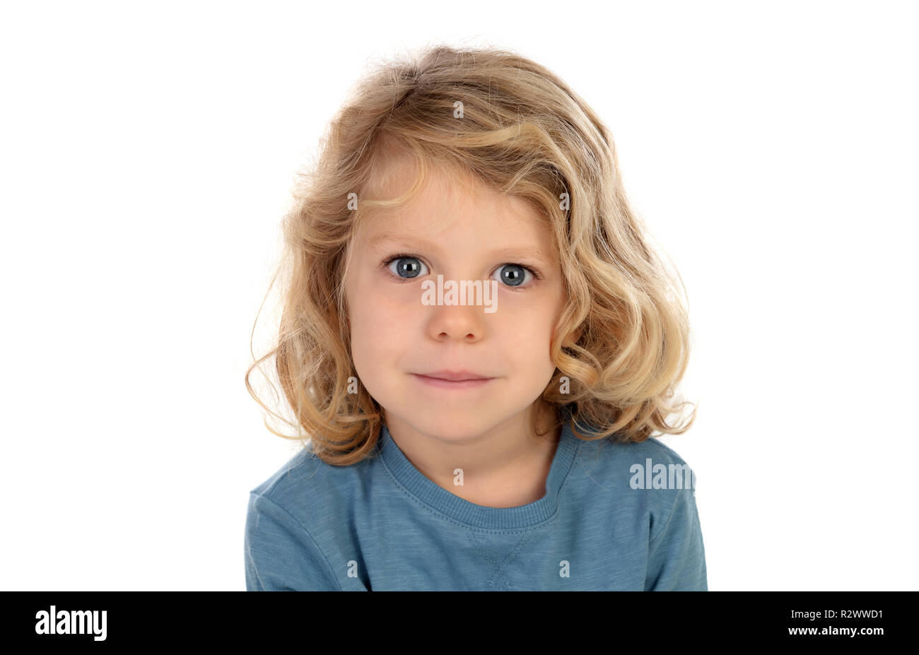 Heureux l'enfant blonde aux cheveux longs isolé sur fond blanc Photo Stock  - Alamy