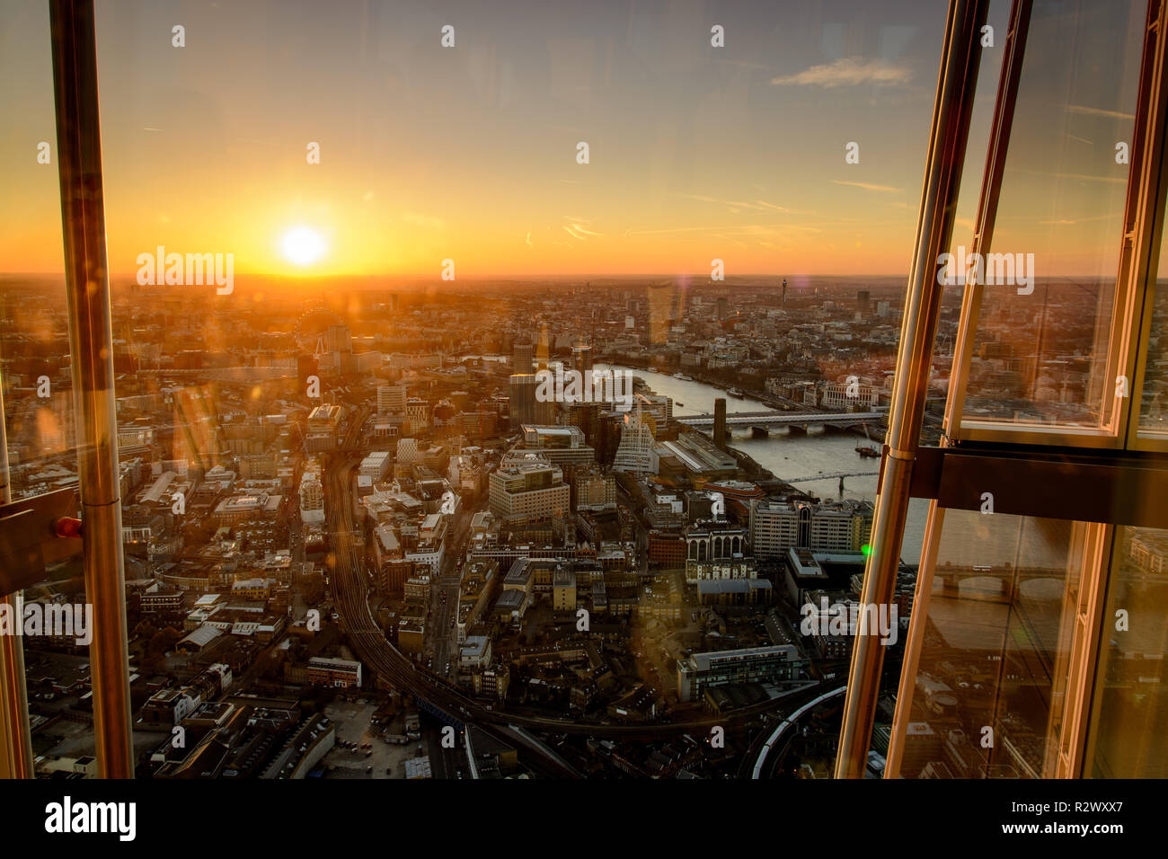 Londres, UK - février 2019. Coucher du soleil sur le centre-ville à partir de la plate-forme panoramique au sommet du Shard, le plus haut édifice de l'Europe de l'Ouest. Banque D'Images