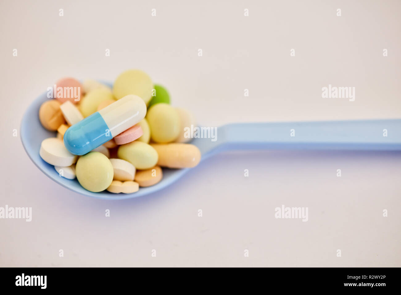 Spoon avec divers médicaments que la toxicomanie concept Banque D'Images