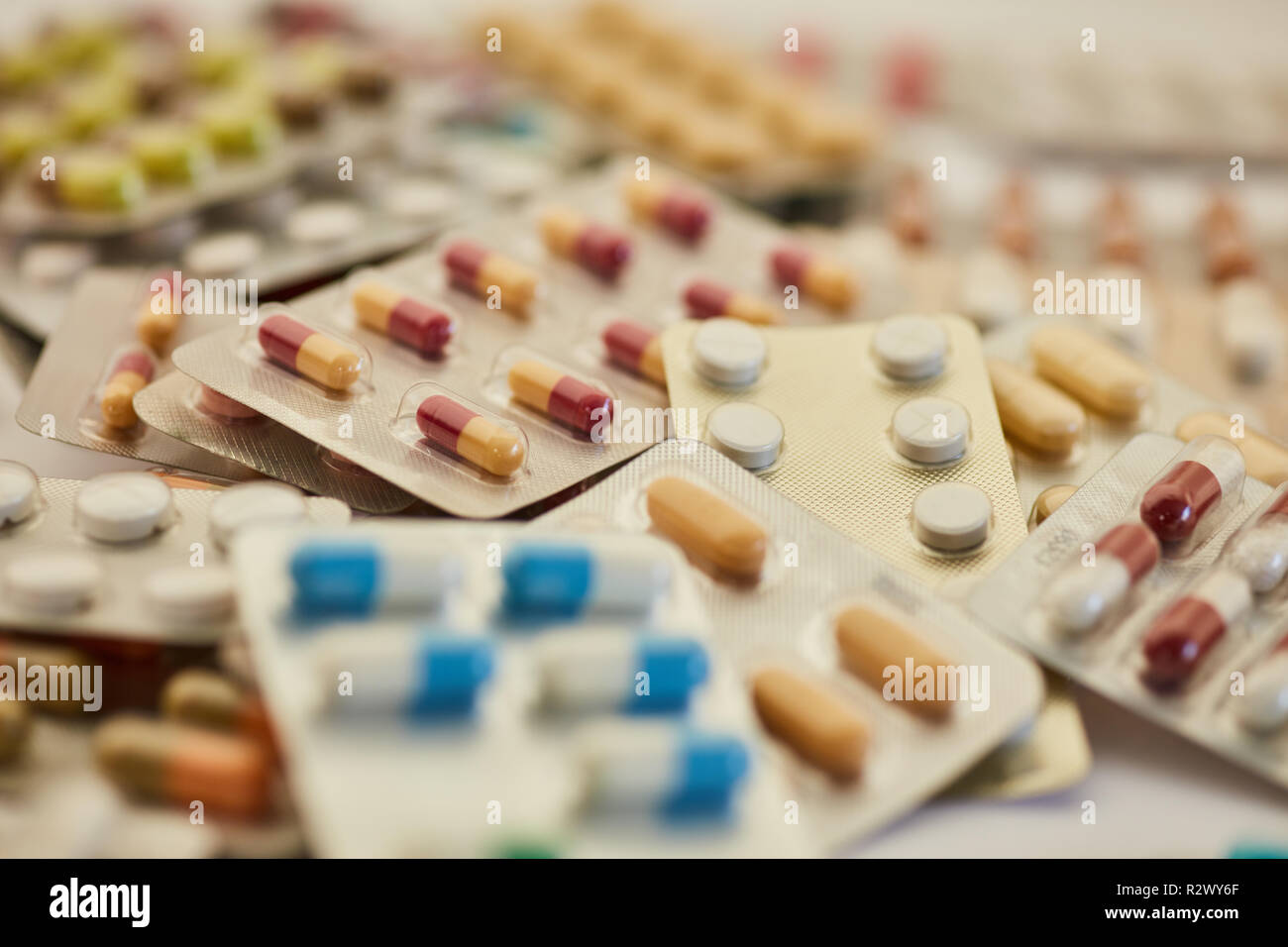 Pile de médicaments colorés et comprimés dans l'emballage blister Banque D'Images