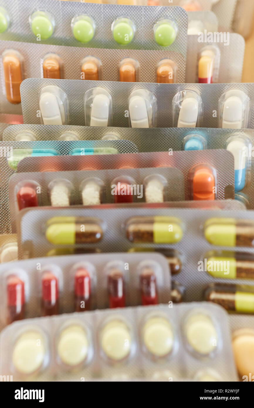 Un tas de médicaments colorés en blister Banque D'Images