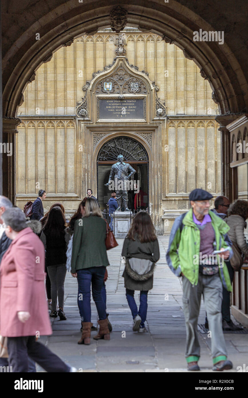 L'un d'un ensemble de (20) des images relatives à la ville d'Oxford, riche en bâtiments historiques. Vu ici est la cour de l'ancienne Bibliothèque Bodléienne. Banque D'Images