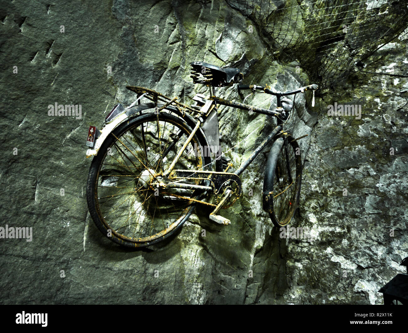 Vieux vélo dans une grotte Banque D'Images