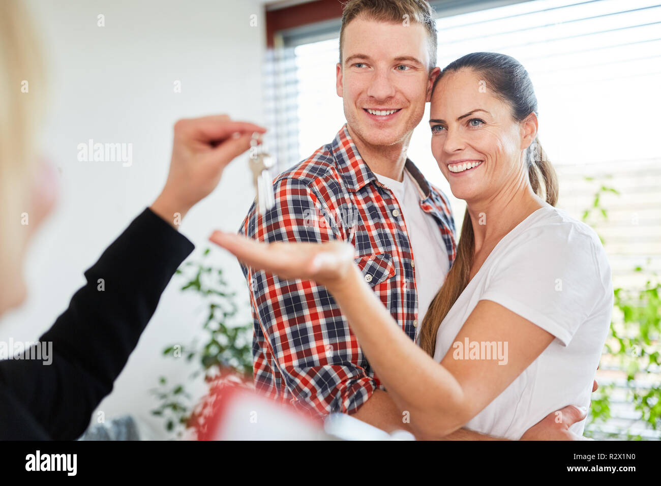 Locataire ou propriétaire jeune couple se touches pour vacances de broker Banque D'Images